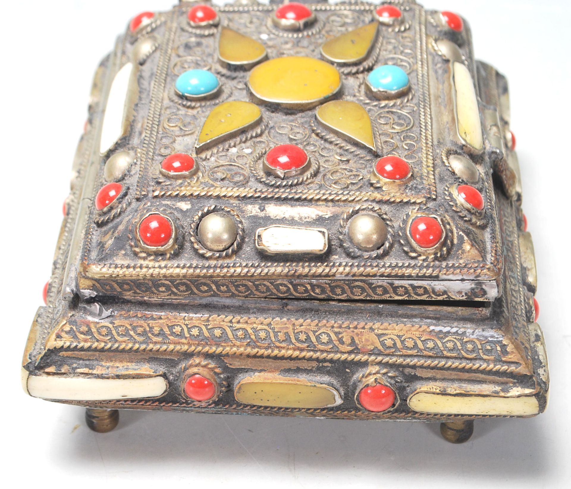 FILIGREE WORKED BONE, CORAL AND TURQUOISE LIDDED BOX - Bild 5 aus 7