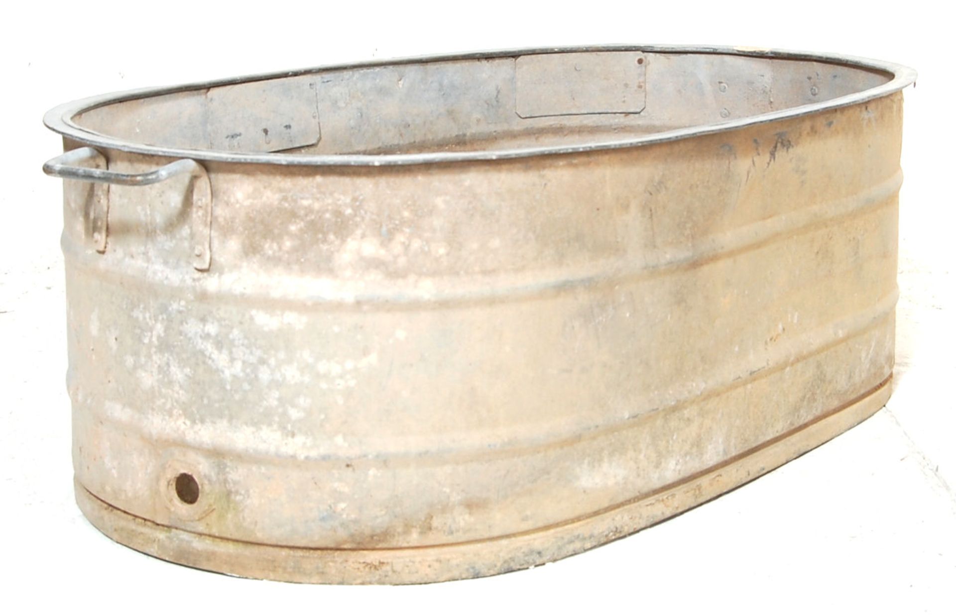 A RETRO 20TH CENTURY RECLAMATION YARD GALVANISED BATH - Bild 4 aus 4