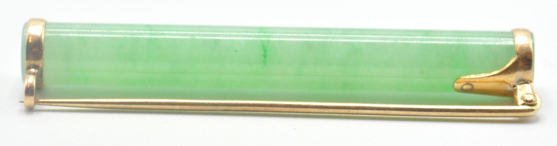 VINTAGE CHINESE GREEN JADE AND GOLD BAR BROOCH - Bild 5 aus 8