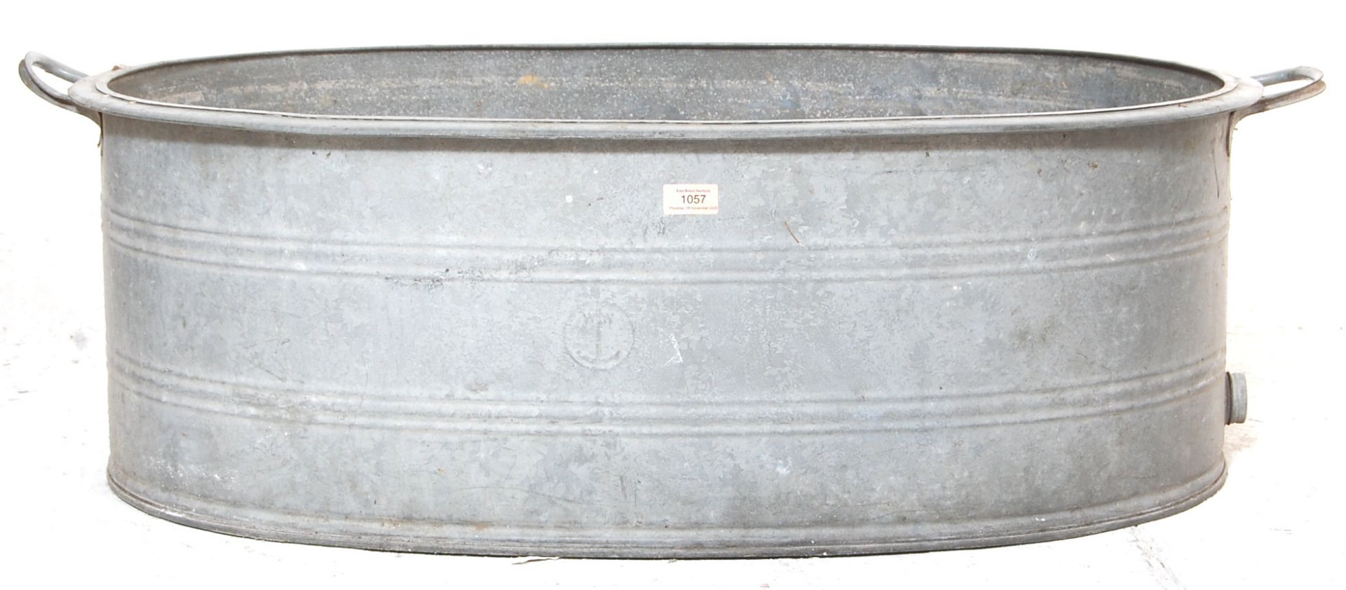 A RETRO 20TH CENTURY RECLAMATION GALVANISED BATH - Bild 2 aus 4