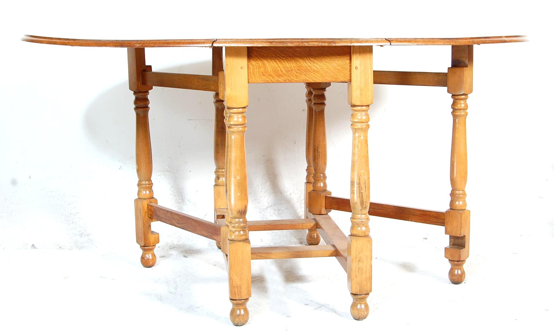 ANTIQUE STYLE OAK DINING TABLE AND CHAIRS - Image 2 of 5