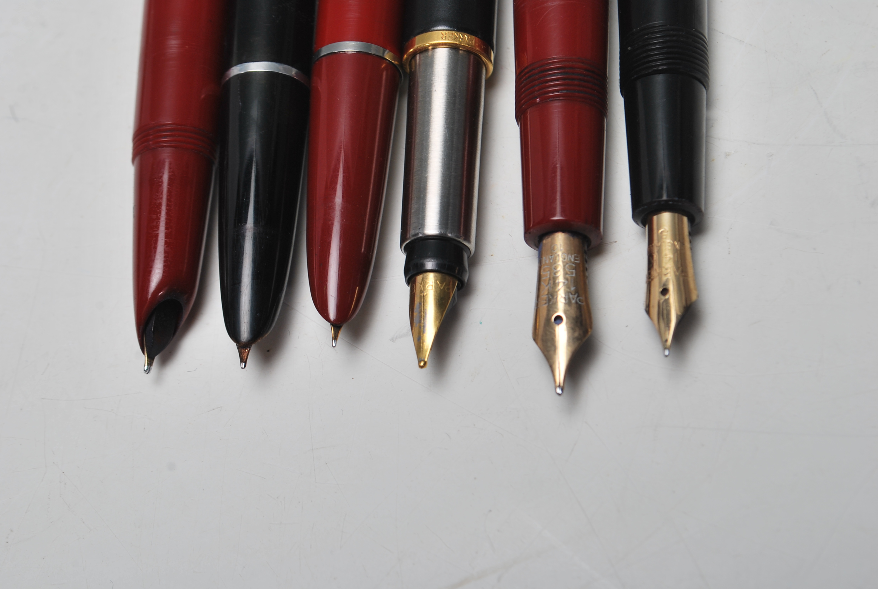 12 VINTAGE PARKER FOUNTAIN PENS - Image 9 of 10