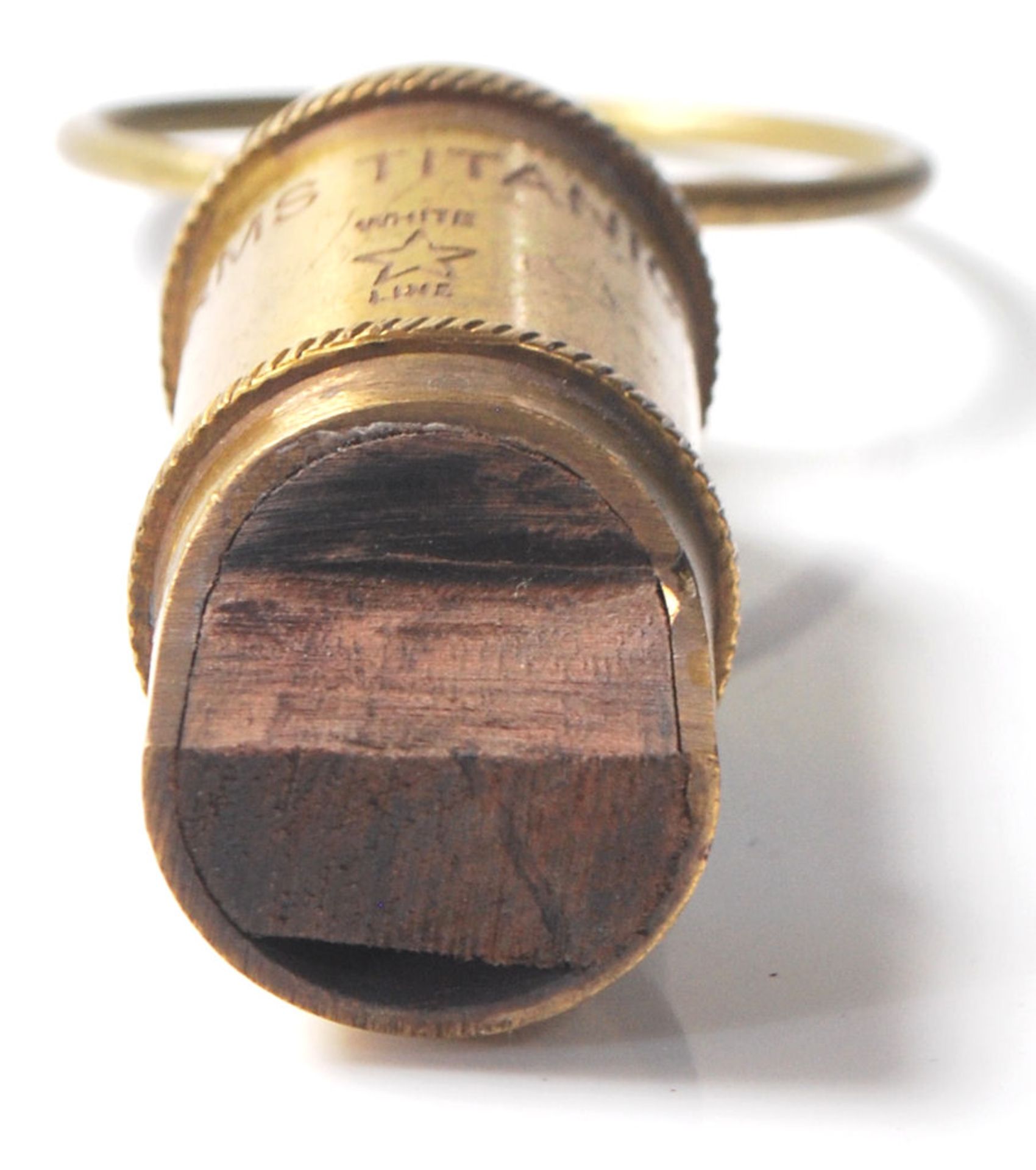 AN INSCRIBED WHITE LINE STAR RMS TITANIC WHISTLE. - Bild 4 aus 5