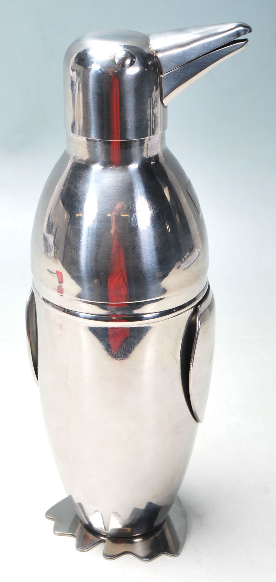 A STAINLESS STEEL COCKTAIL SHAKER IN THE FORM OF A PENGUIN WEARING A BOW TIE. - Bild 2 aus 5