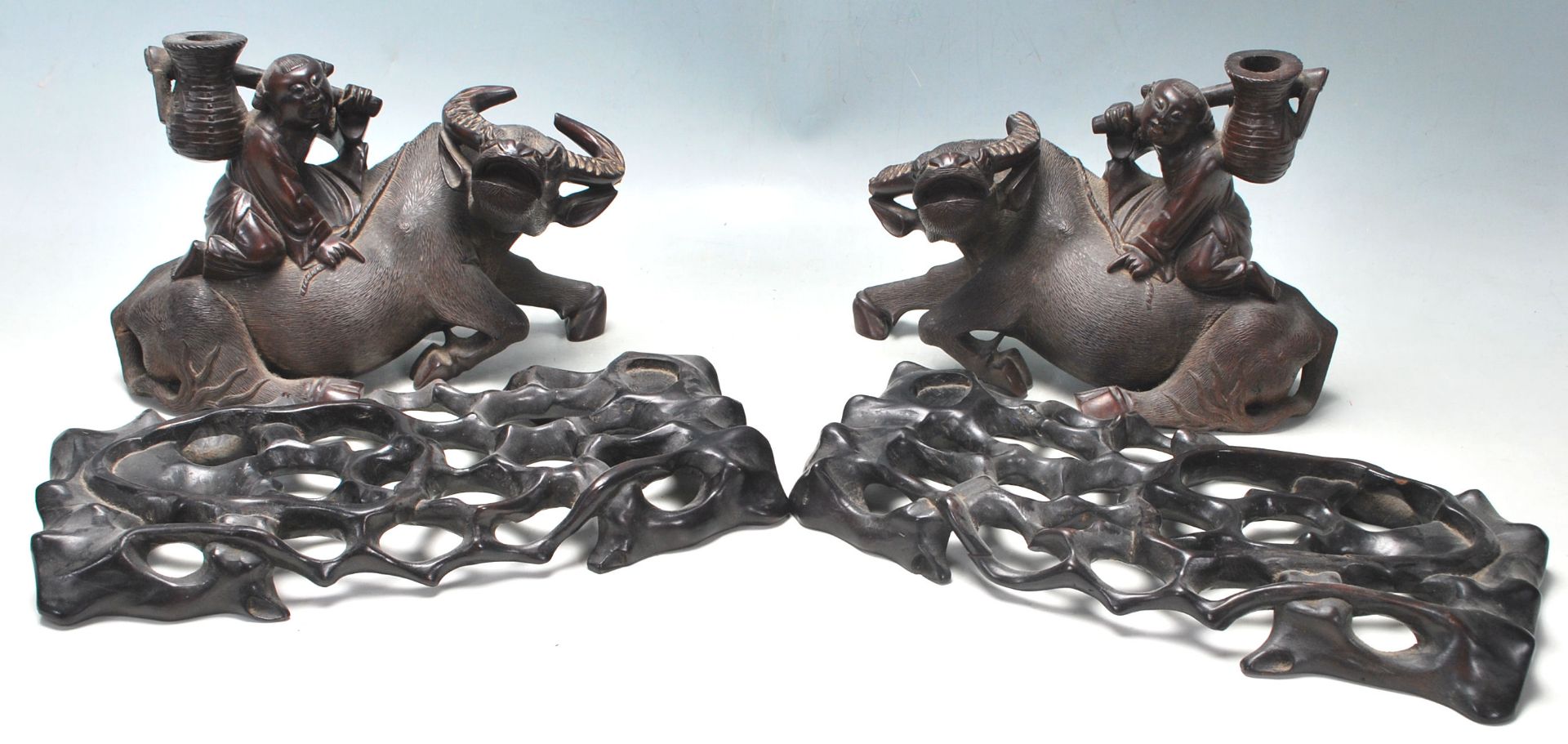 A PAIR OF EARLU 20TH CENTURY CHINESE BULL WITH A BOY SITTING ON HIS BACK - Bild 4 aus 8