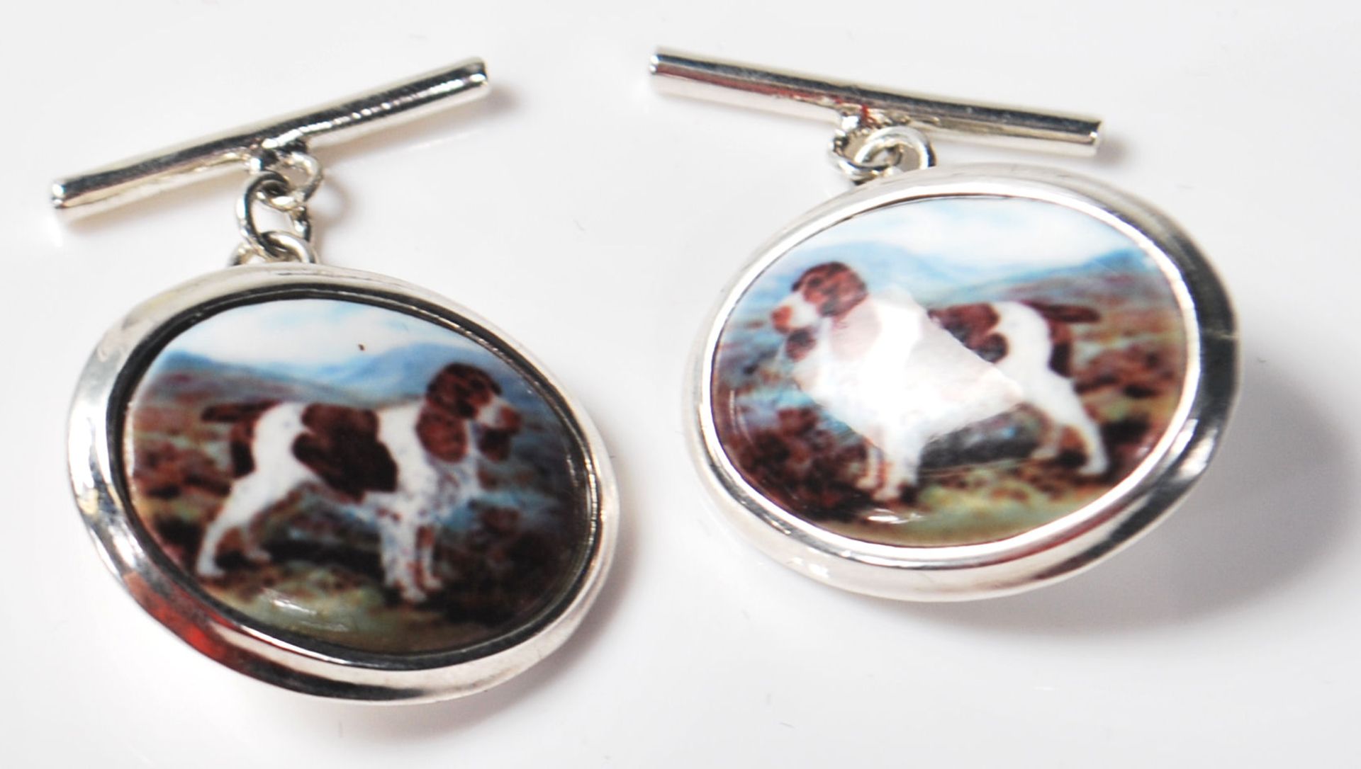 A PAIR OF STAMPED SILVER CUFFLINKS FEATURING SPANIELS. - Bild 2 aus 6