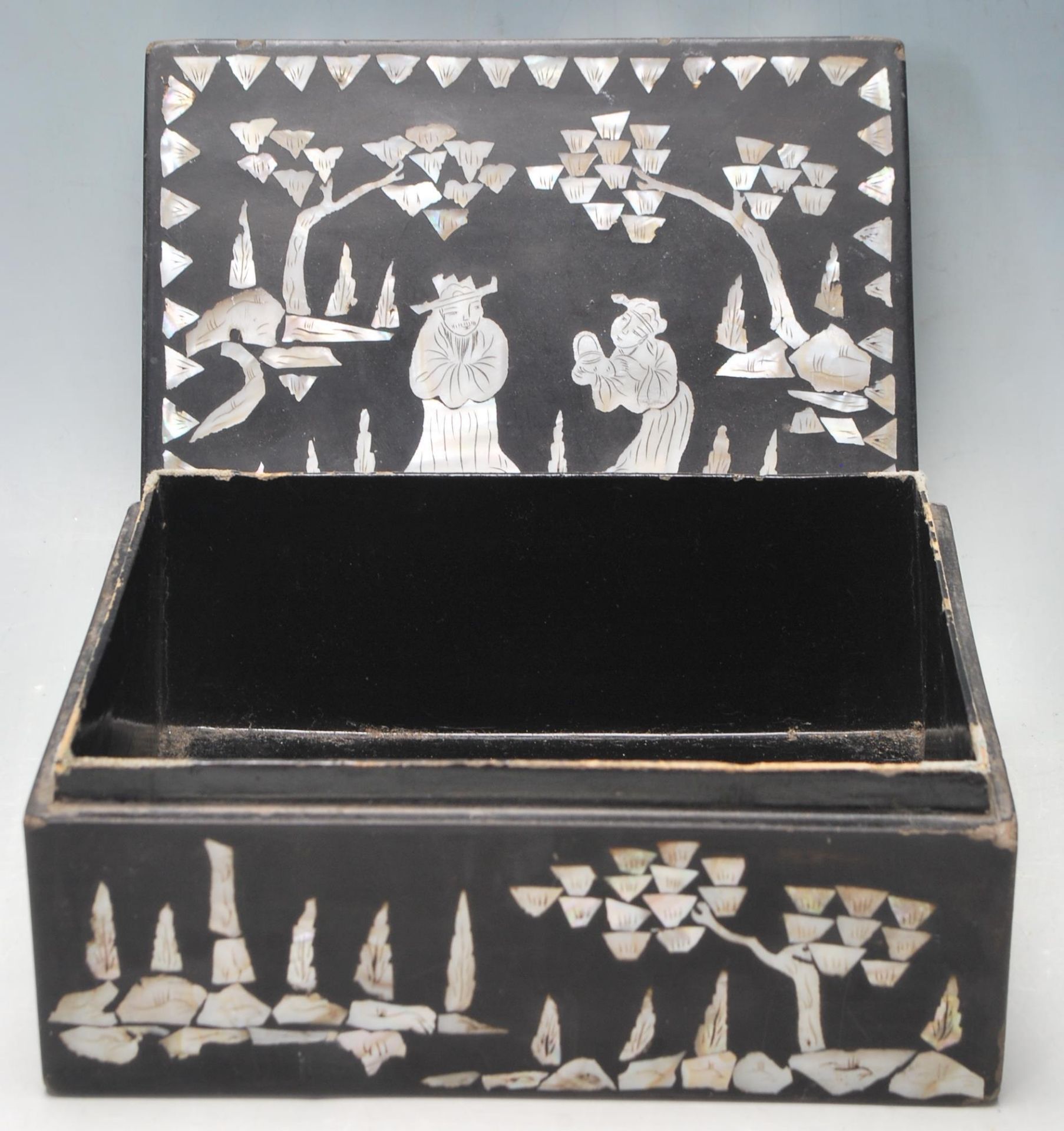 20TH CENTURY EBONISED BOX WITH MOTHER OF PEARL GARDEN SCENE DECORATION AND TWO FO DOGS - Bild 7 aus 7