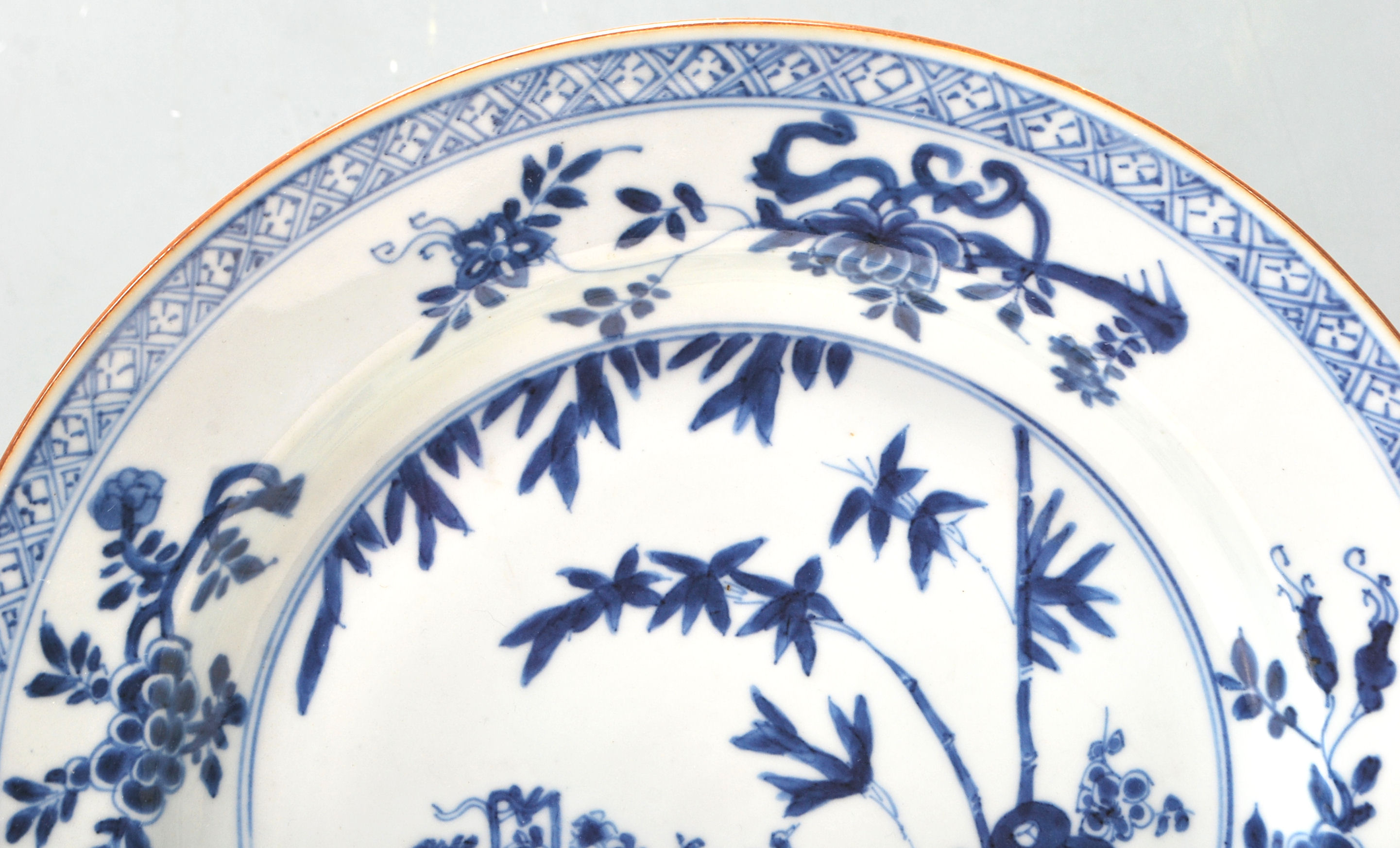 A CHINESE 19TH CENTURY BLUE & WHITE WALL CHARGER - PLATE - Image 3 of 5