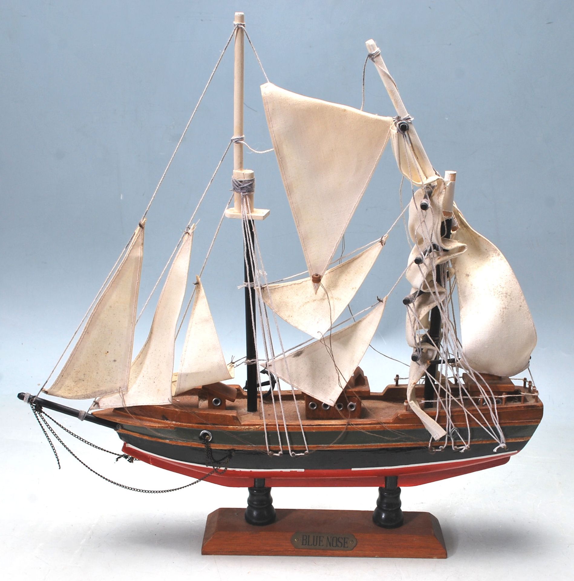 A SCRATCH BUILT MODEL SAILING BOAT / RACING SHIP OF BLUE NOSE - Bild 3 aus 5