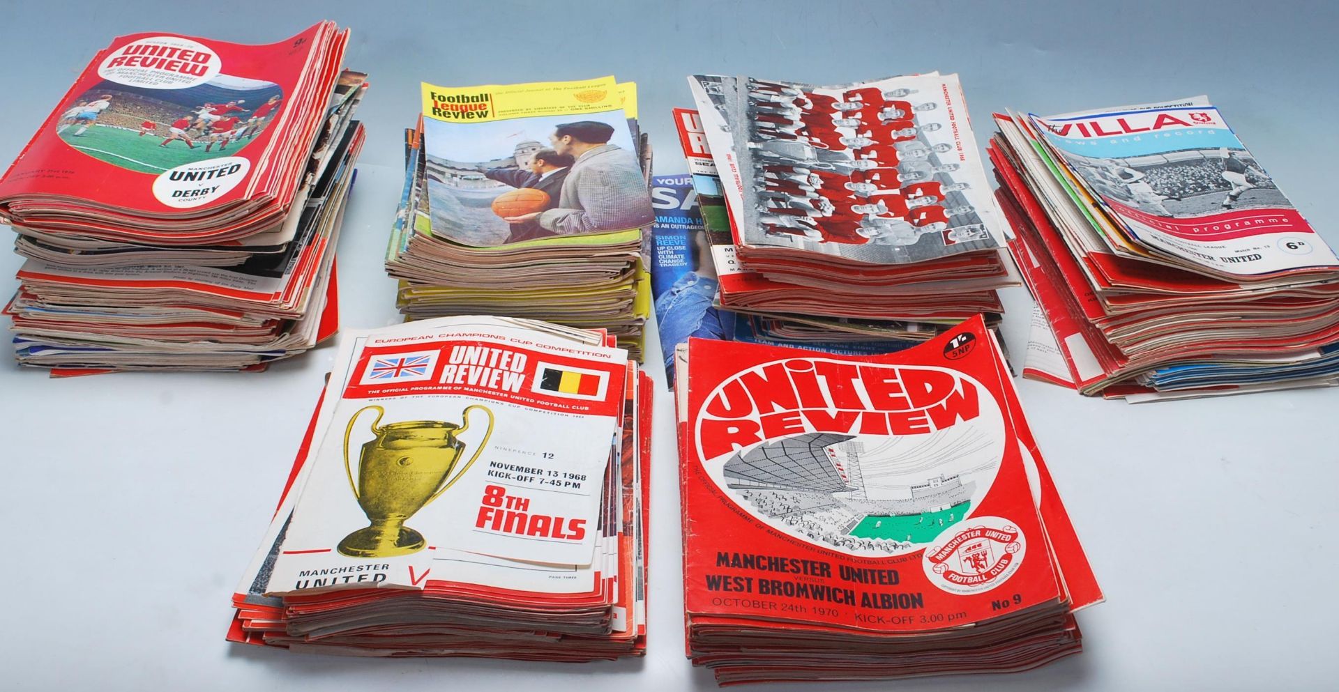 GOOD COLLECTION OF MANCHESTER UNITED RELEATED FOOTBALL PROGRAMMES