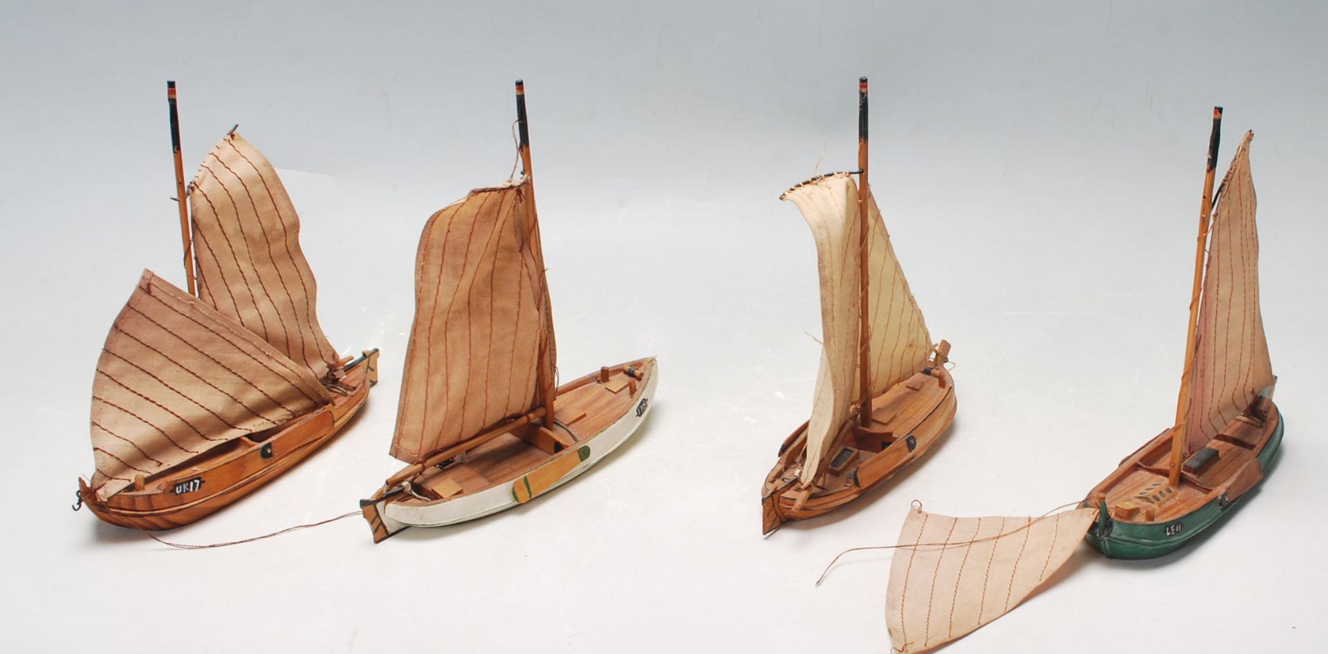 COLLECTION OF FOUR HAND MADE VINTAGE SAILING BOATS - Bild 6 aus 6