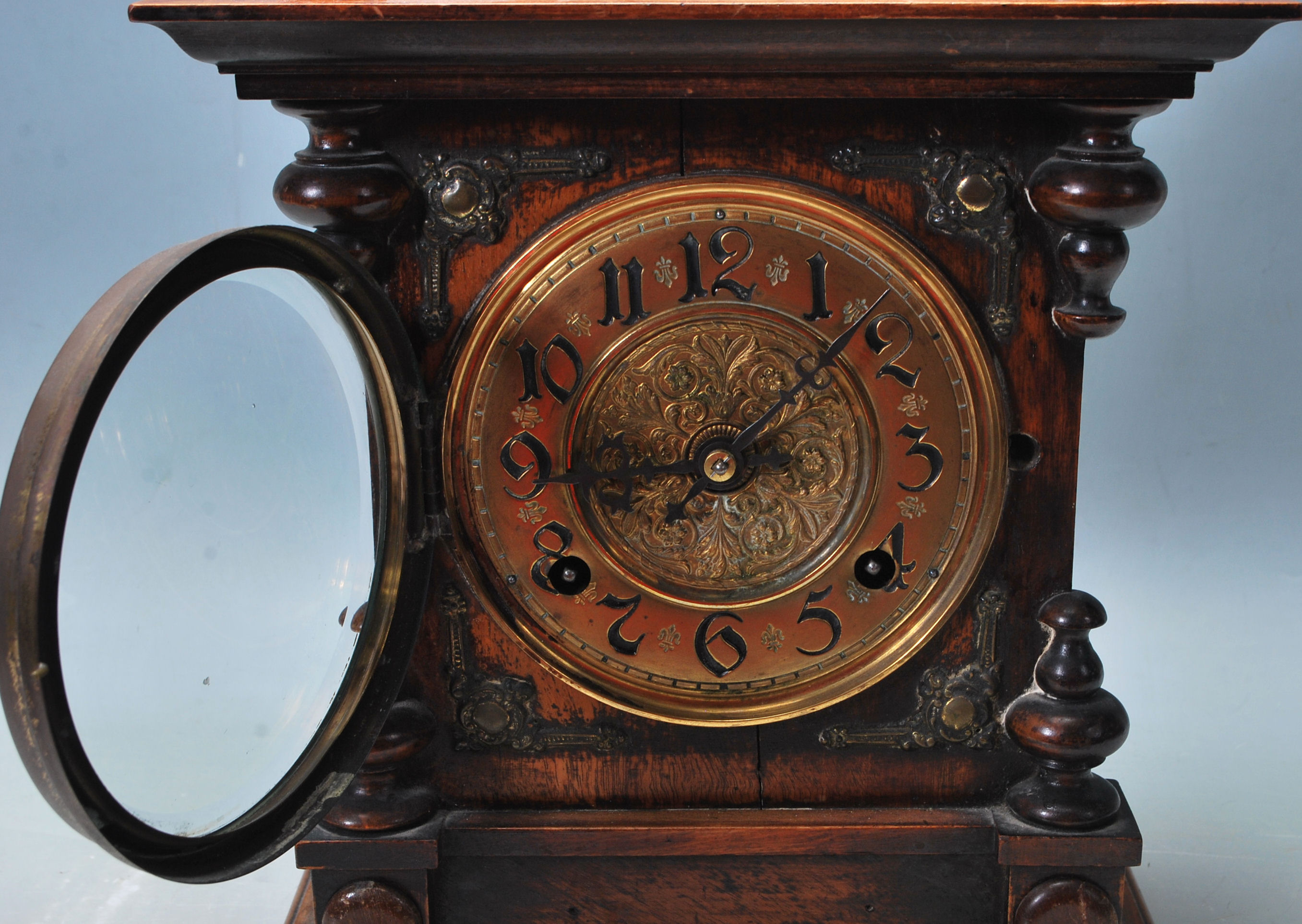 AN ANTIQUE AMERICAN WALNUT CASE MANTLE CLOCK - Image 2 of 8