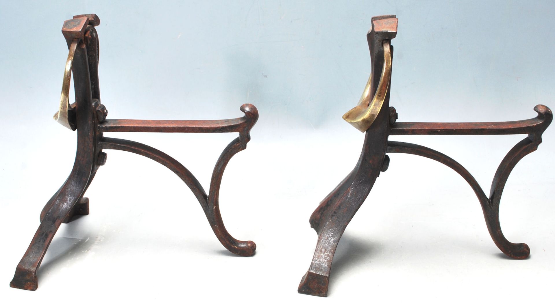 A PAIR OF VICTORIAN ART NOUVEAU IRON AND BRASS FIRE SIDE DOGS - Bild 2 aus 5