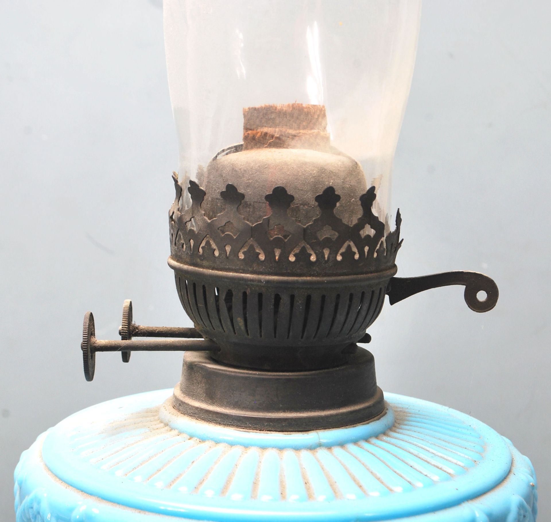 VICTORIAN 19TH CENTURY CAST IRON AND BLUE GLASS OIL LAMP - Bild 4 aus 7