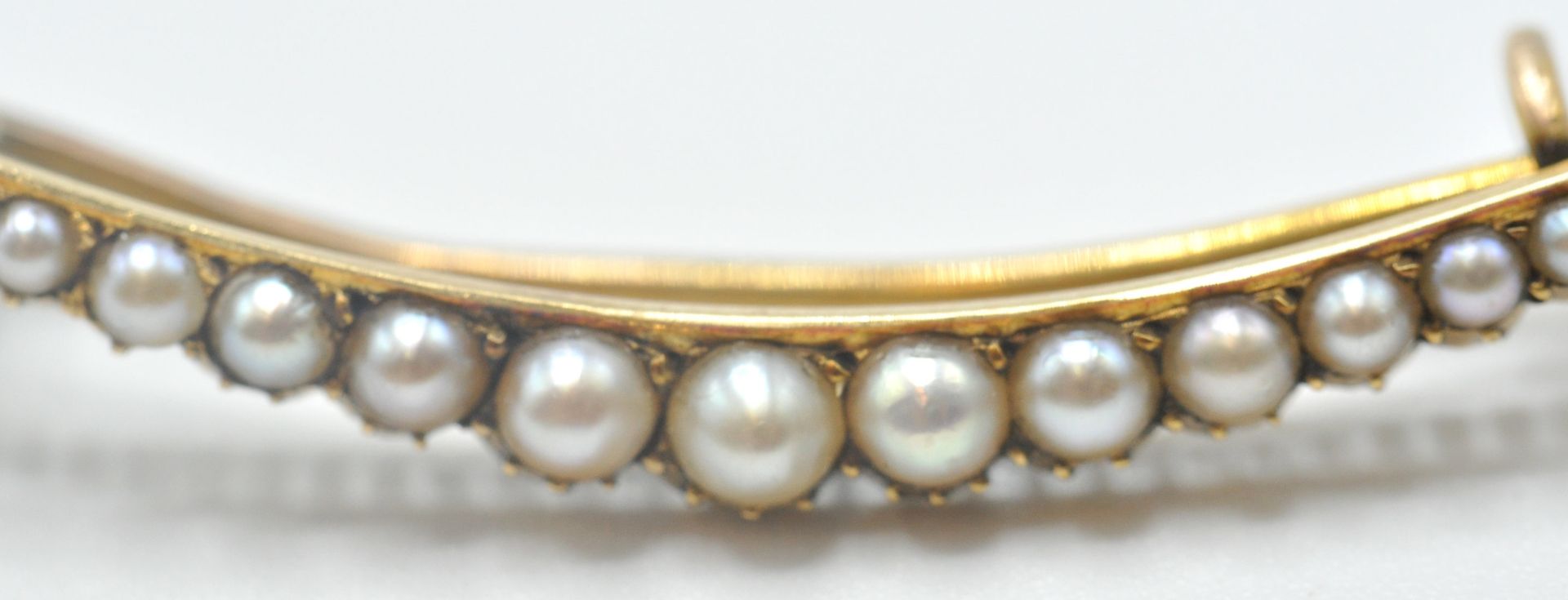 EDWARDIAN GOLD AND HALF PEARL CRESCENT BROOCH - Bild 7 aus 8