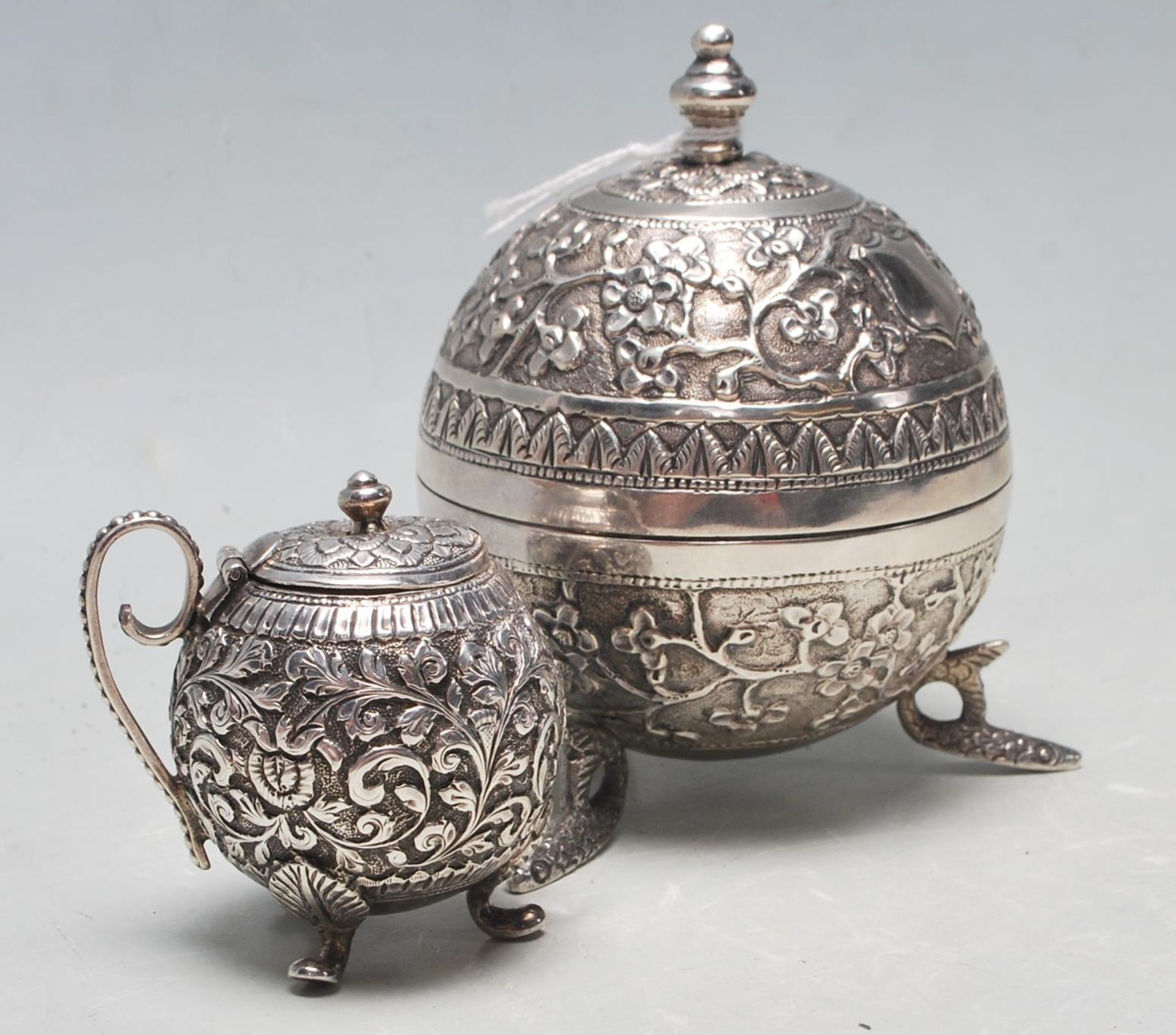 INDIAN SILVER LIDDED BOWL WITH FLORAL MOTIFS DECORATION