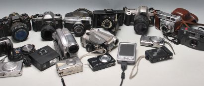 A LARGE QUANTITY OF VINTAGE RETRO 35MM CAMERAS AND DIGITAL CAMERAS