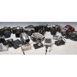 A LARGE QUANTITY OF VINTAGE RETRO 35MM CAMERAS AND DIGITAL CAMERAS