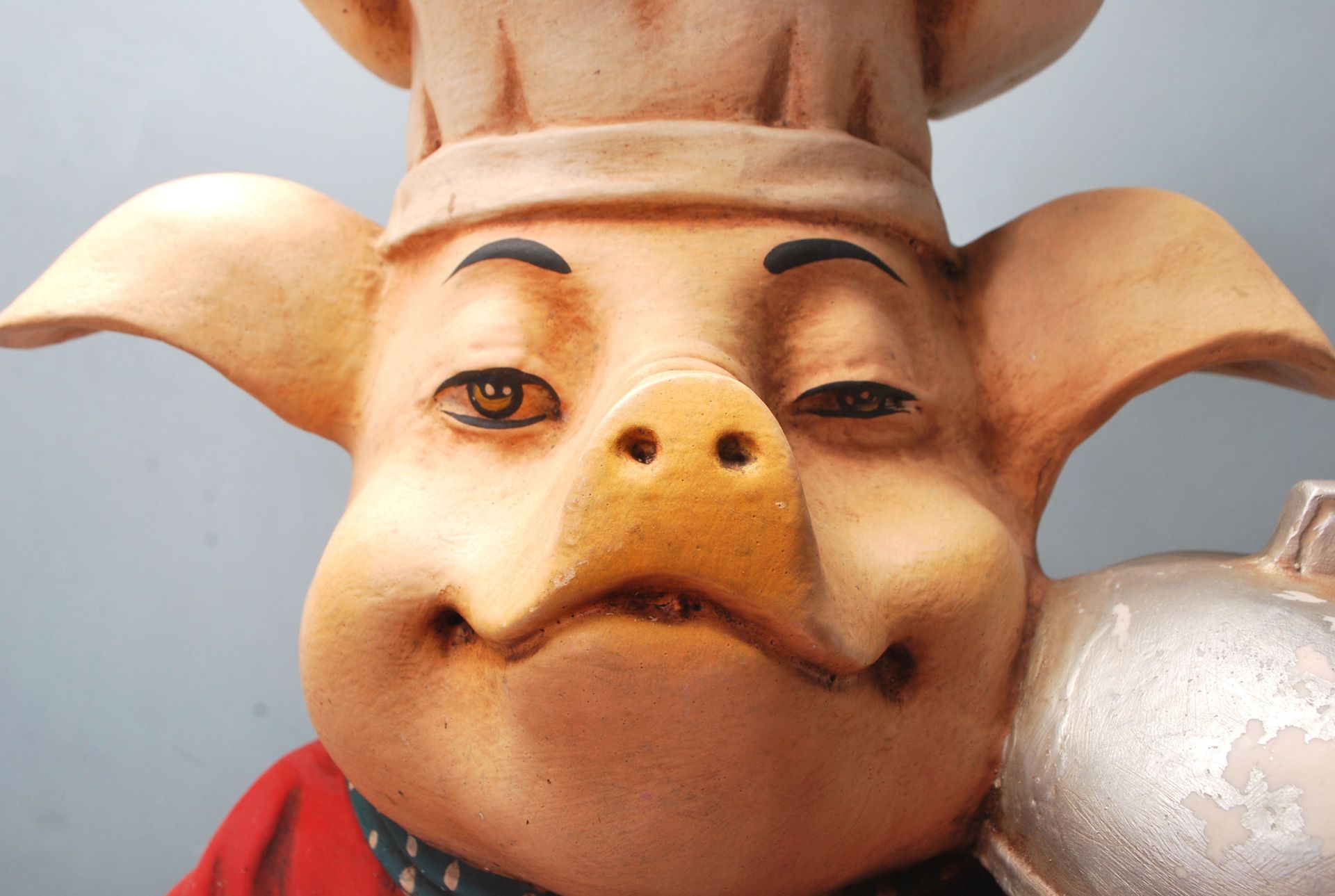 A RETRO 20TH CENTURY ADVERTISING POINT OF SALE PIG CHEF - Bild 8 aus 8