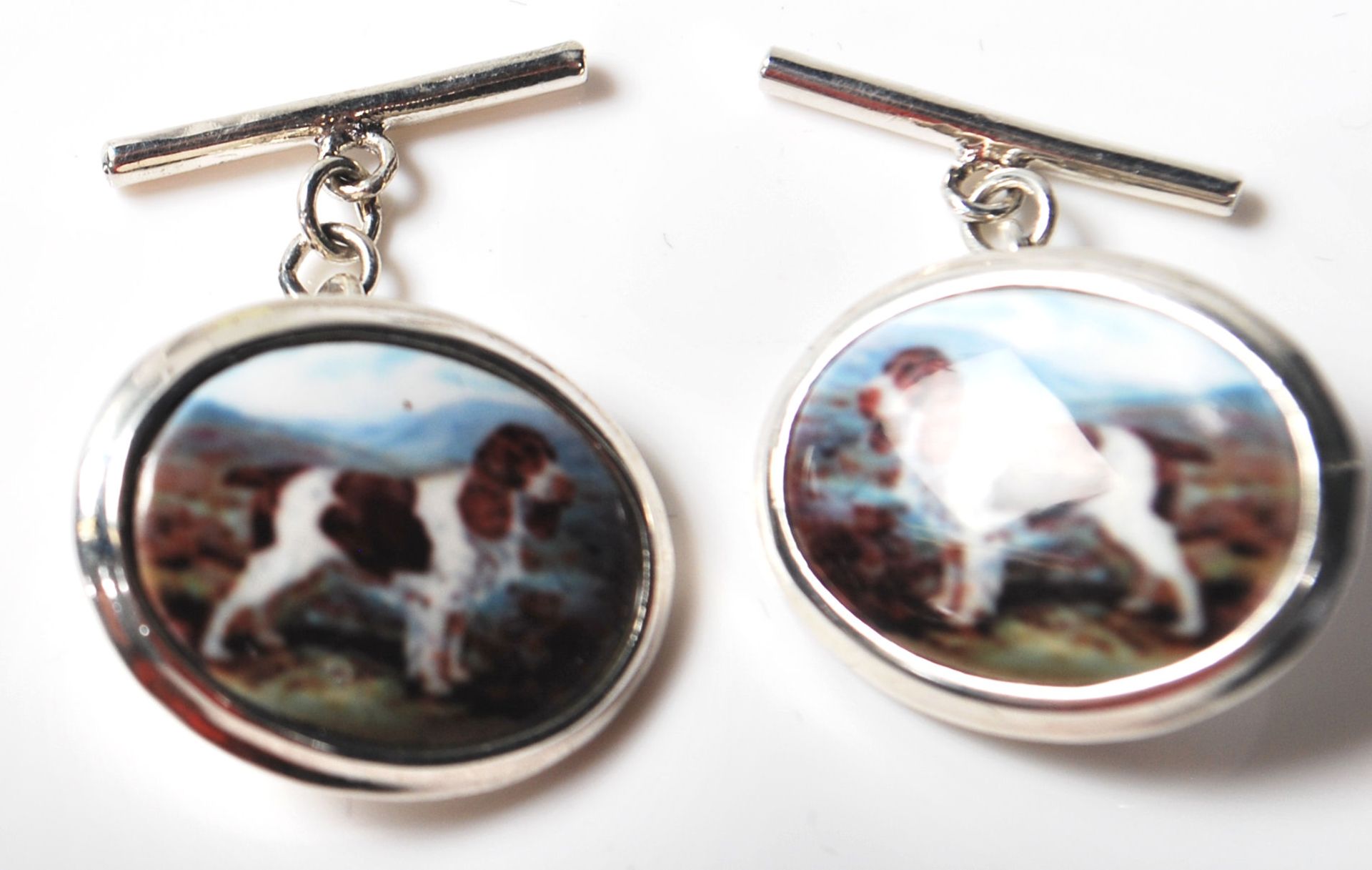 A PAIR OF STAMPED SILVER CUFFLINKS FEATURING SPANIELS. - Bild 3 aus 6