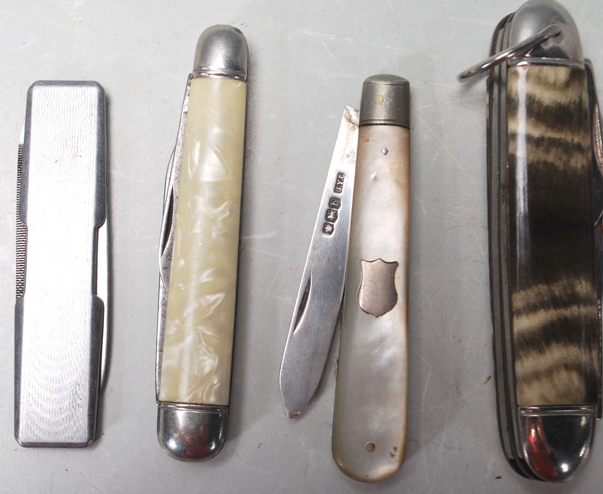 TEN EARLY 20TH CENTURY AND LATER FRUIT KNIVES WITH MOTHER OF PEARL, BONE HANDLES - Bild 4 aus 7