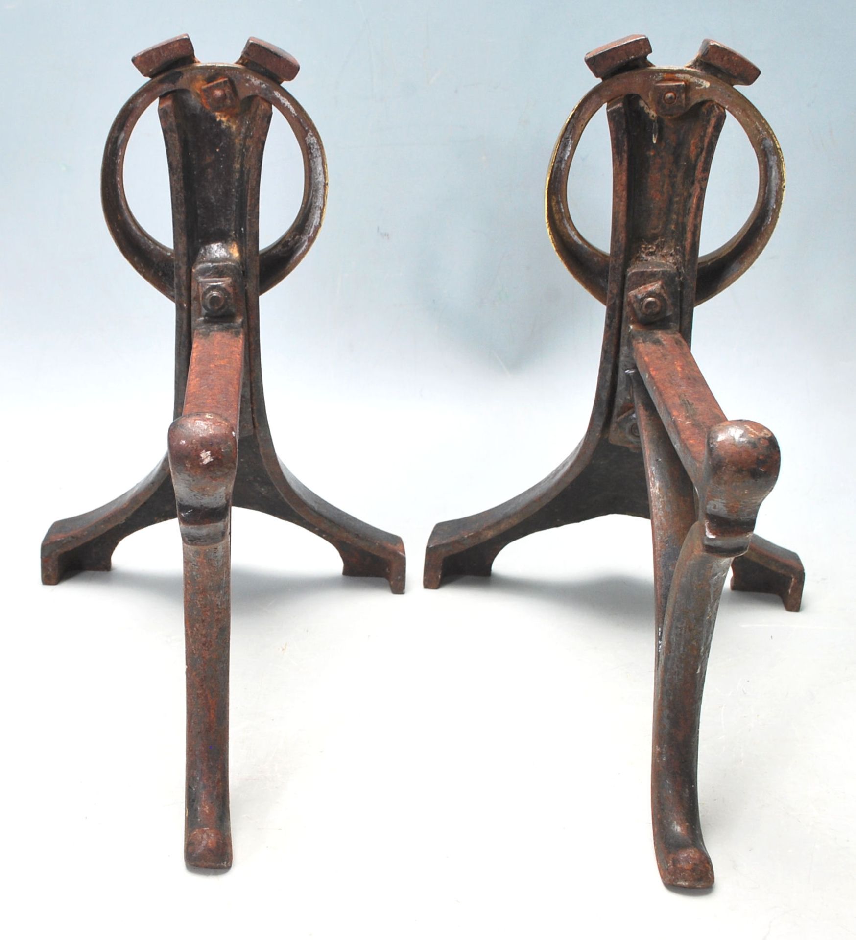 A PAIR OF VICTORIAN ART NOUVEAU IRON AND BRASS FIRE SIDE DOGS - Bild 4 aus 5