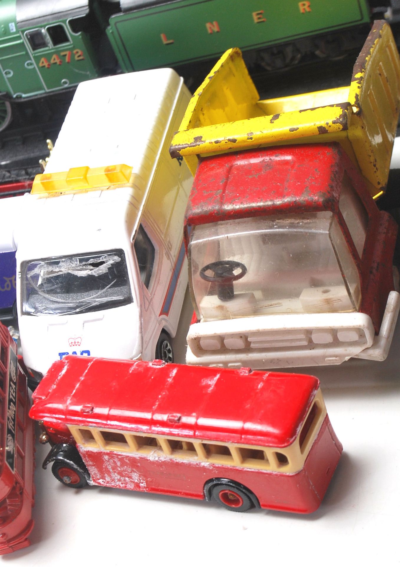 COLLECTION OF DIE CAST TOY CARS AND MODEL TRAINS - Bild 8 aus 10