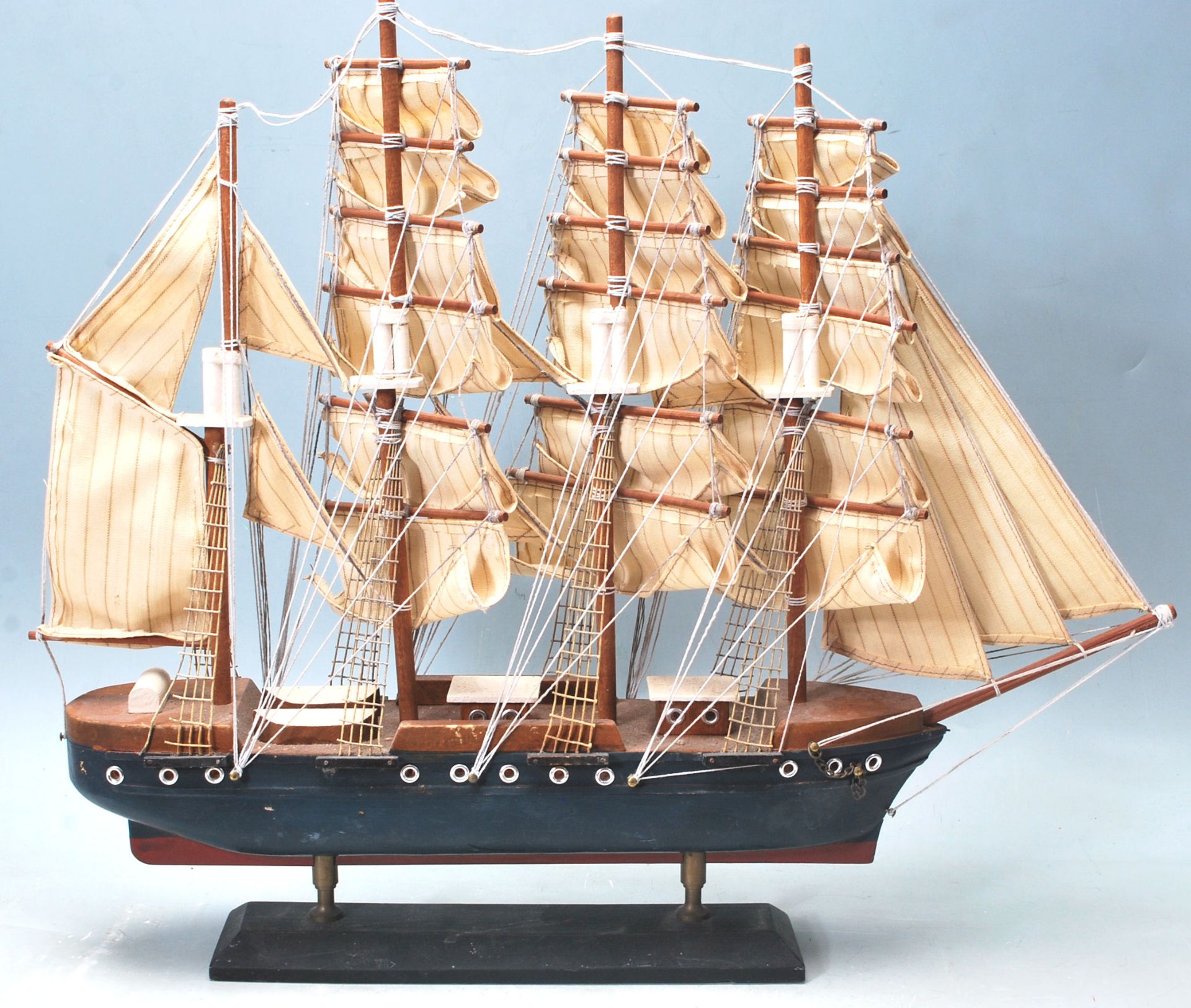 20TH CENTURY MODEL SCRATCH BUILT OF THE SAILING SHIP PAMIR - Bild 5 aus 5