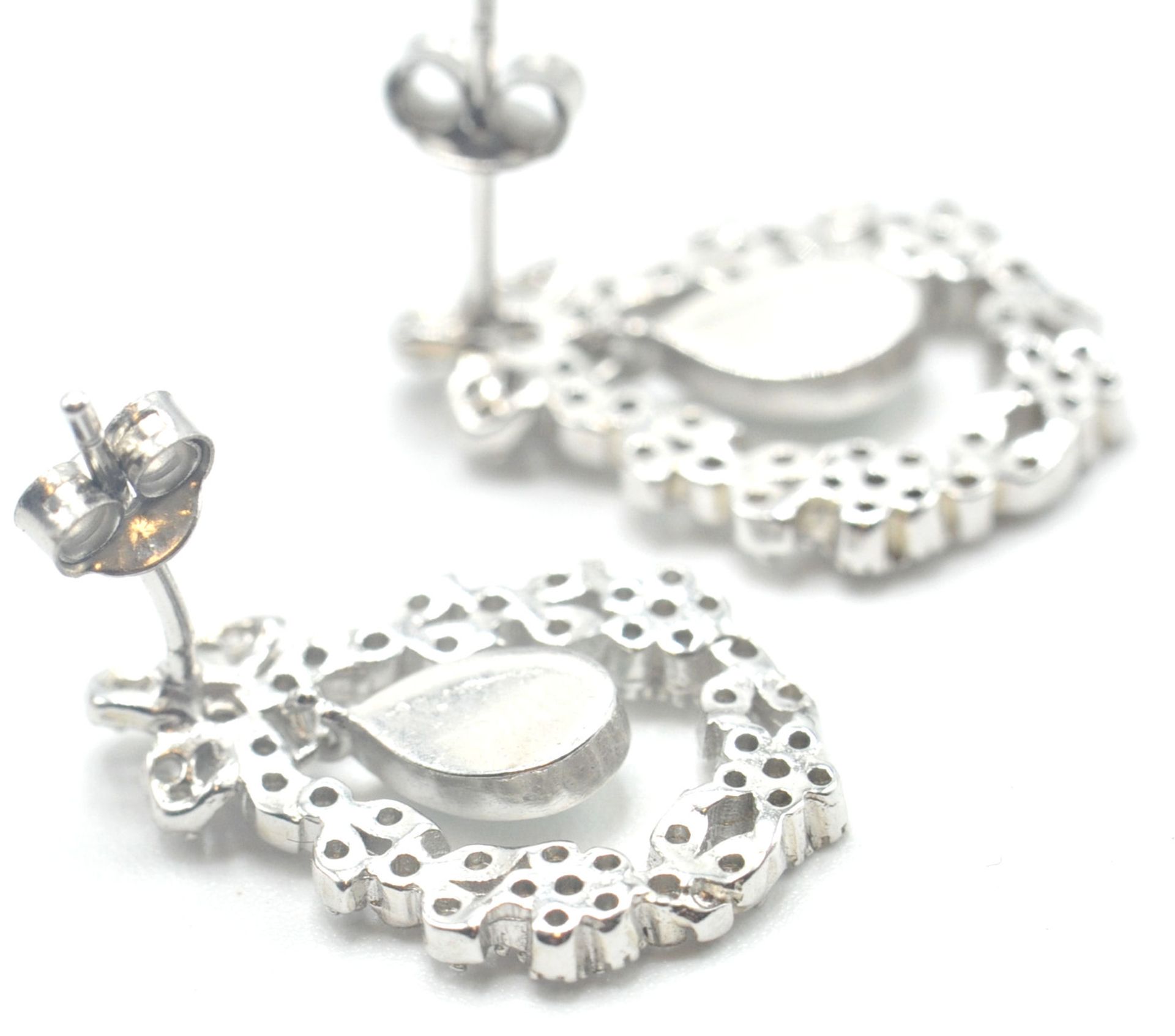 A PAIR OF STAMPED 925 SILVER BELLE EPOCH STYLE EARRINGS SET WITH OPALITES AND CUBIC ZIRCONIA - Bild 5 aus 5