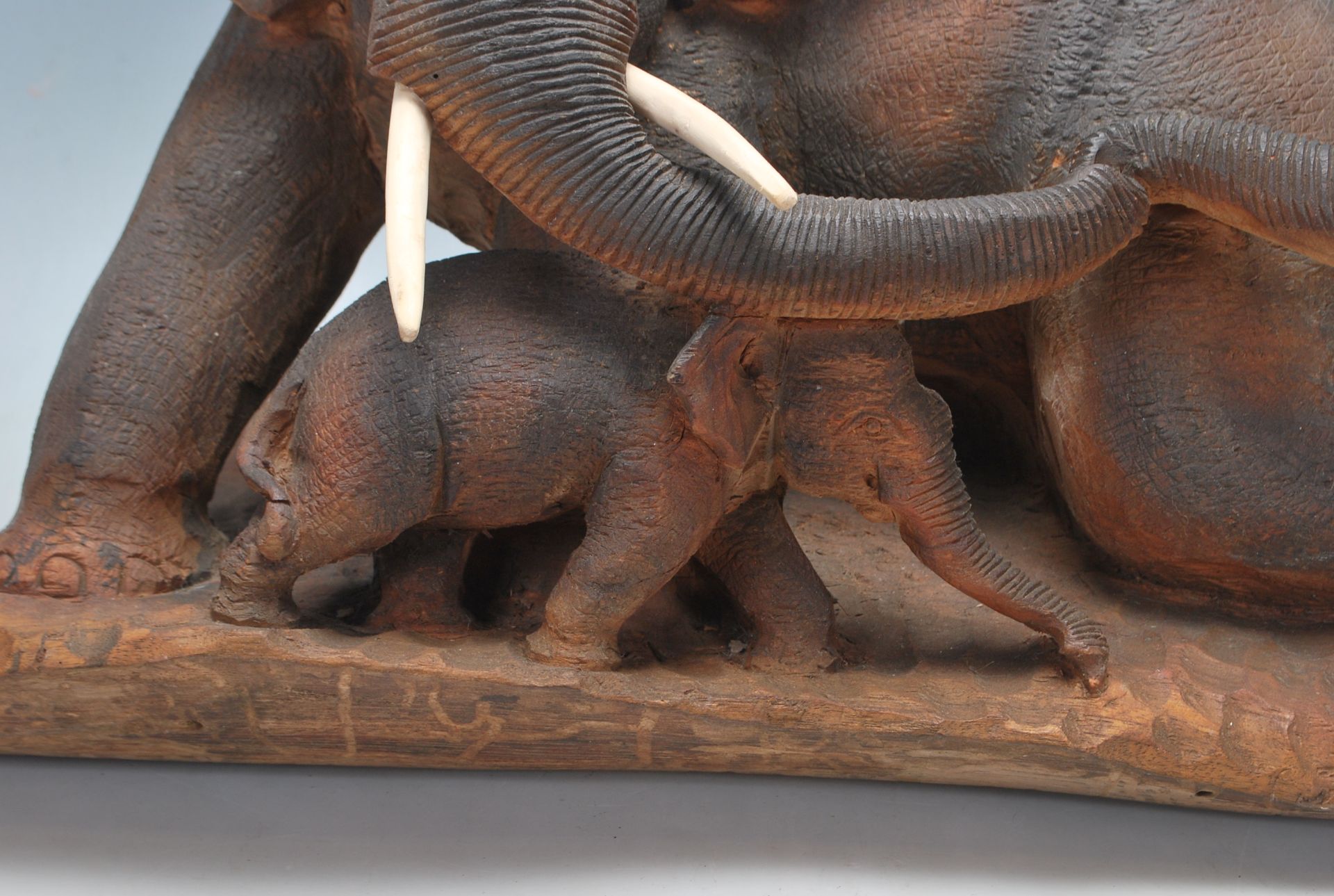 LARGE AFRICAN TRIBAL CARVED ELEPHANT SCULPTURE - Bild 3 aus 7