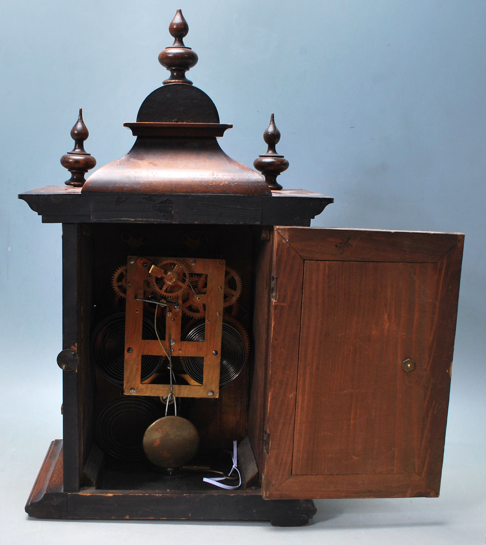 AN ANTIQUE AMERICAN WALNUT CASE MANTLE CLOCK - Image 5 of 8