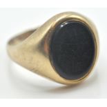 9CT GOLD AND BLACK STONE SIGNET RING