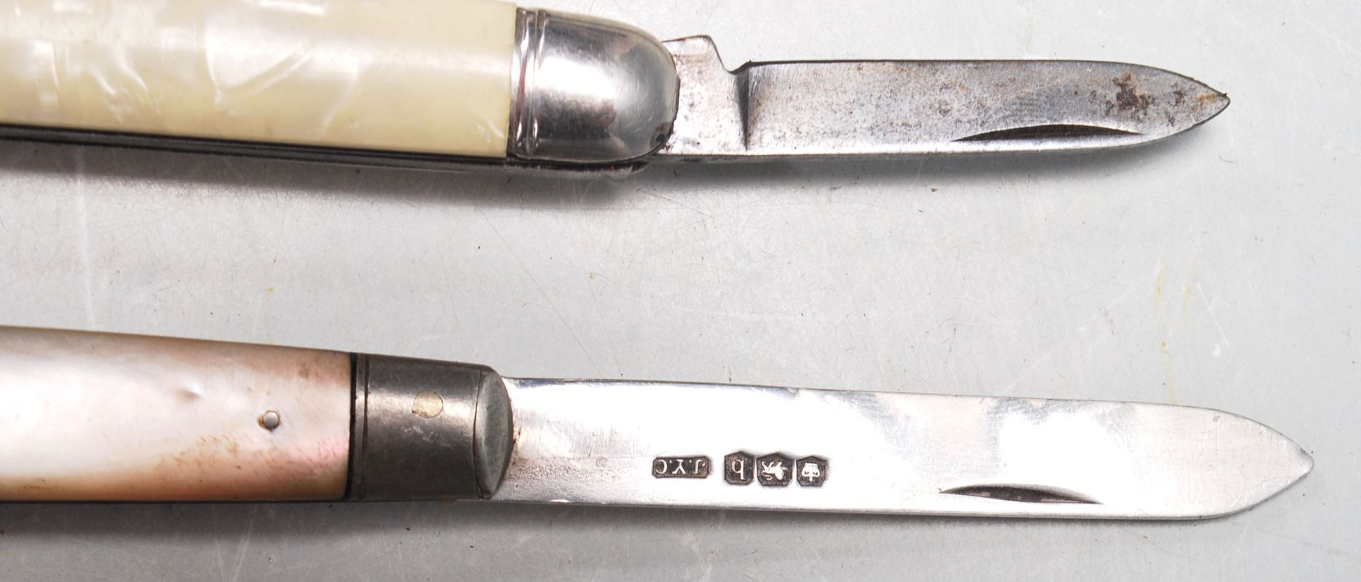 TEN EARLY 20TH CENTURY AND LATER FRUIT KNIVES WITH MOTHER OF PEARL, BONE HANDLES - Bild 6 aus 7