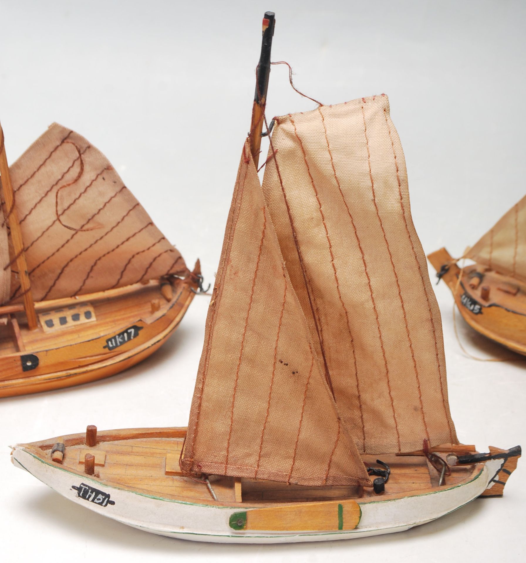 COLLECTION OF FOUR HAND MADE VINTAGE SAILING BOATS - Bild 4 aus 6