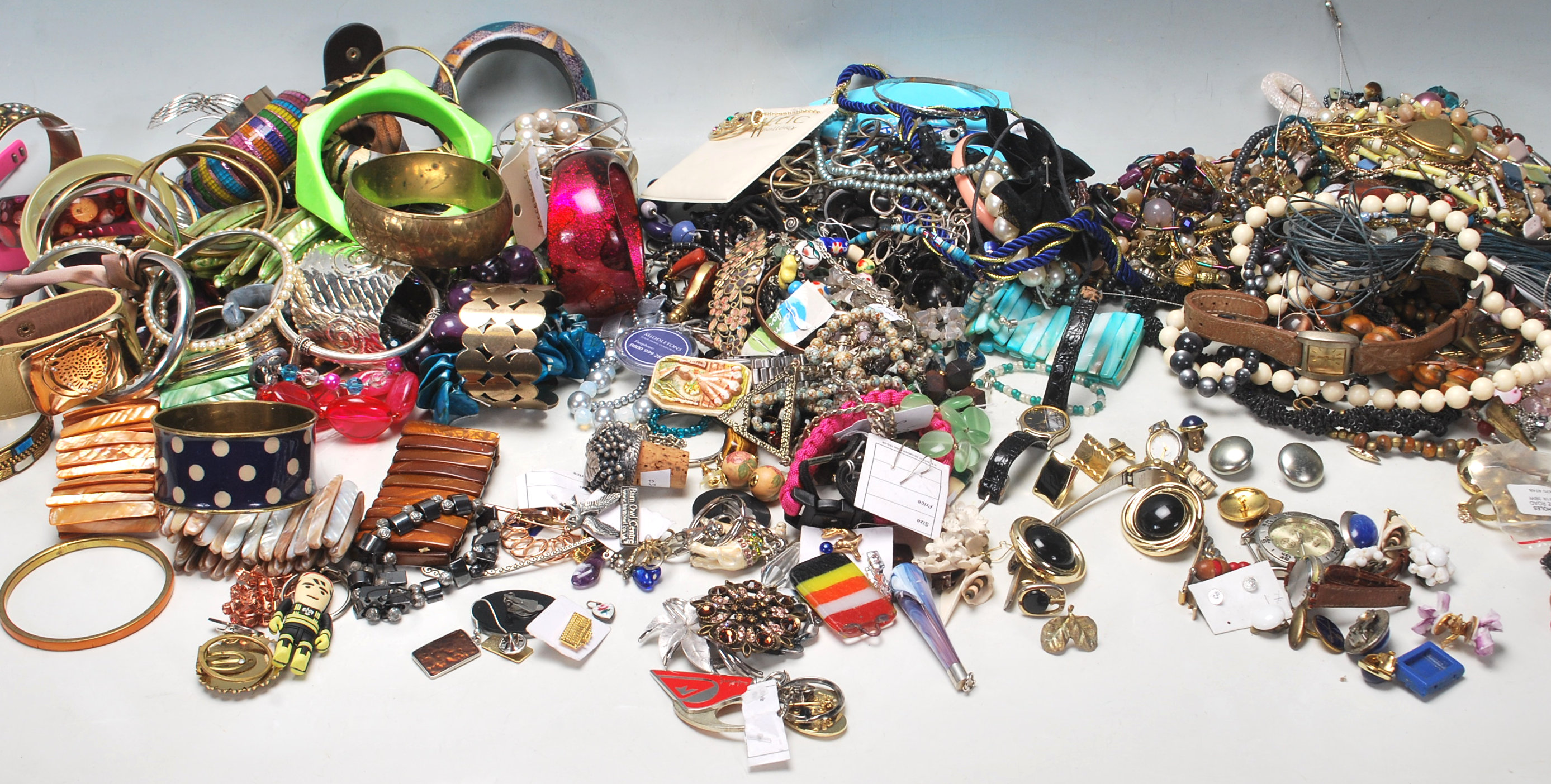 COLLECTION OF RETRO AND 20TH CENTURY COSTUME JEWELLERY