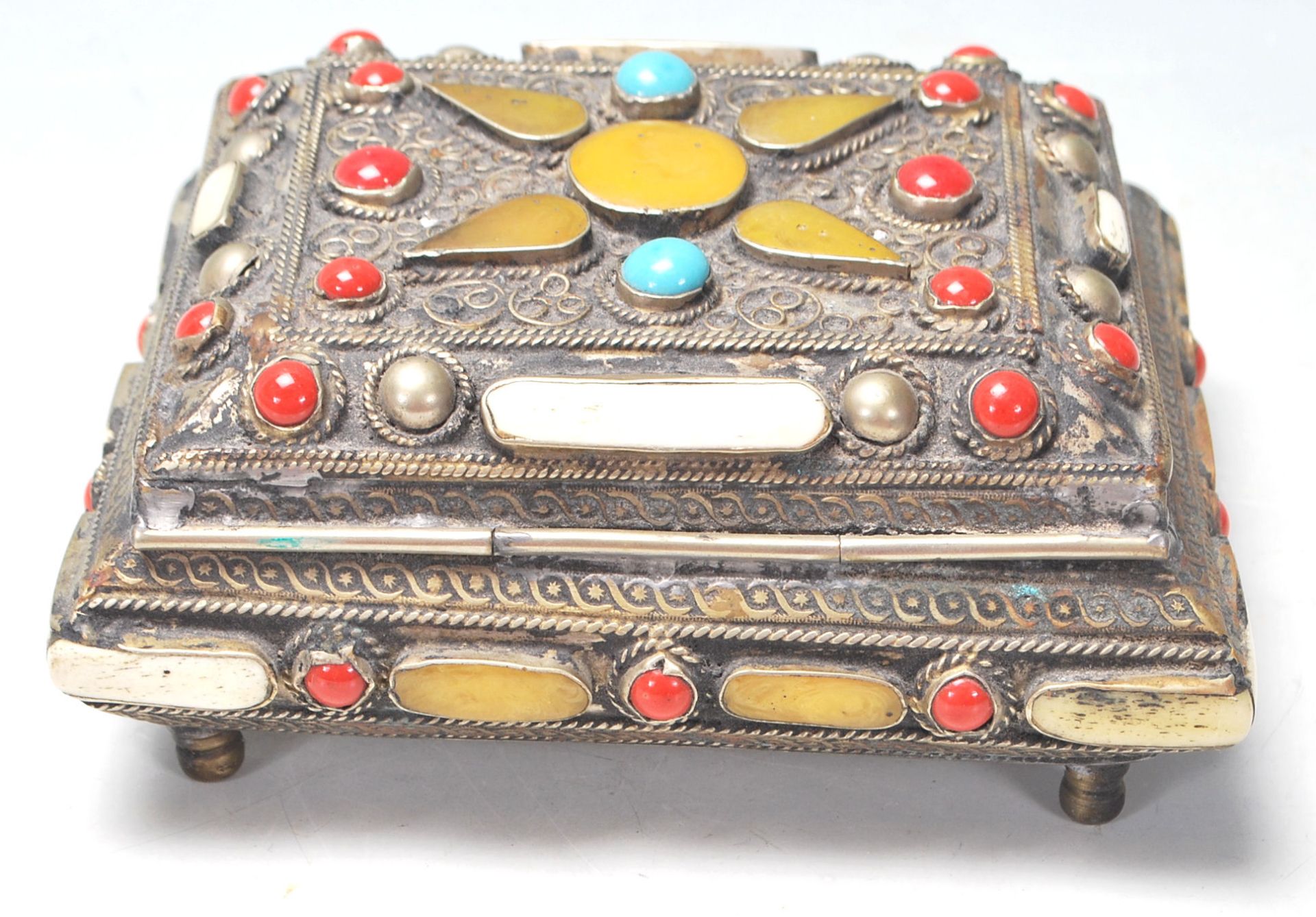 FILIGREE WORKED BONE, CORAL AND TURQUOISE LIDDED BOX - Bild 4 aus 7