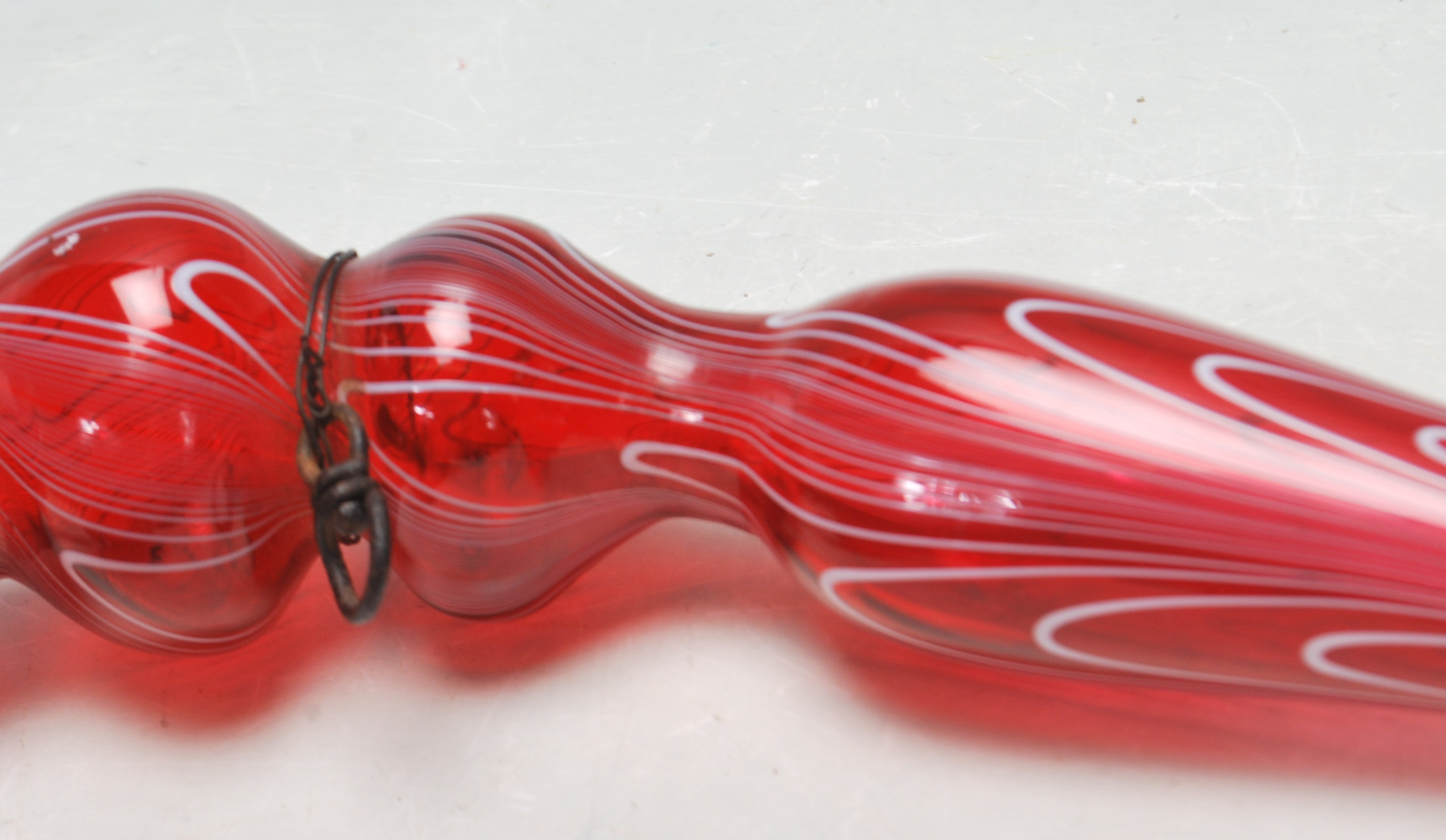 19TH CENTURY VICTORIAN NAILSEA CRANBERRY GLASS PIPE WITH ENAMEL PAINT DECORATION - Image 7 of 7