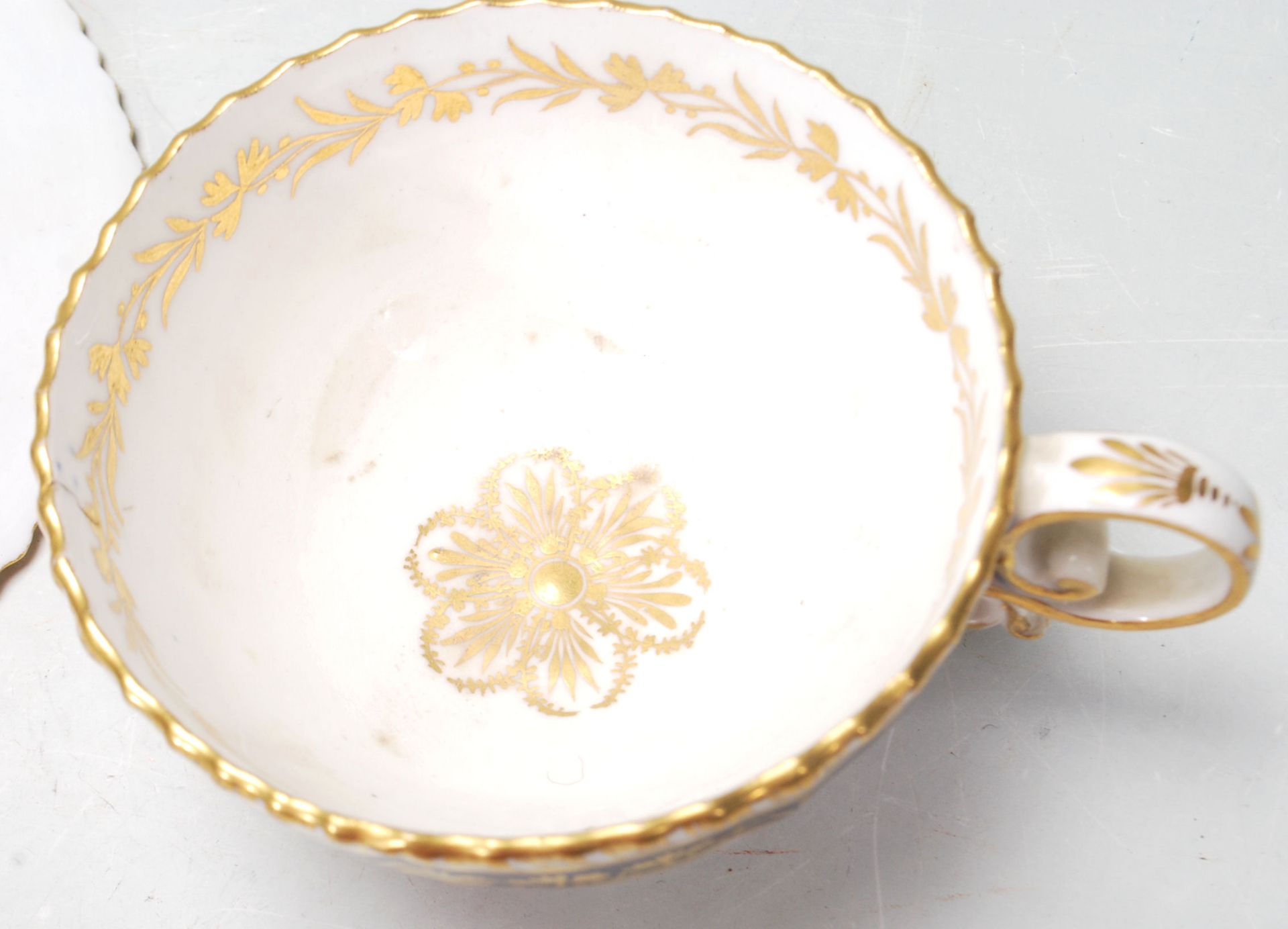 A 19TH CENTURY GEORGIAN COBALT BLUE AND GILT TEA CUP AND SAUCER - Bild 5 aus 8