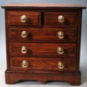 AN ANTIQUE 20TH CENTURY APPRENTICE CHEST OF DRAWERS