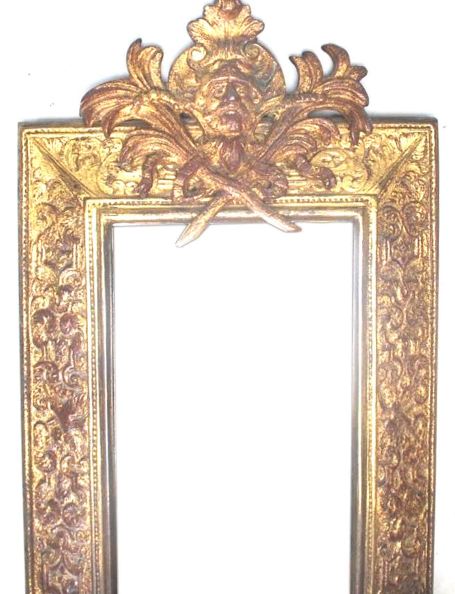 A PAIR OF VICTORIAN ANTIQUE CAST METAL GILDED SCONCE WALL MIRRORS - Bild 2 aus 7