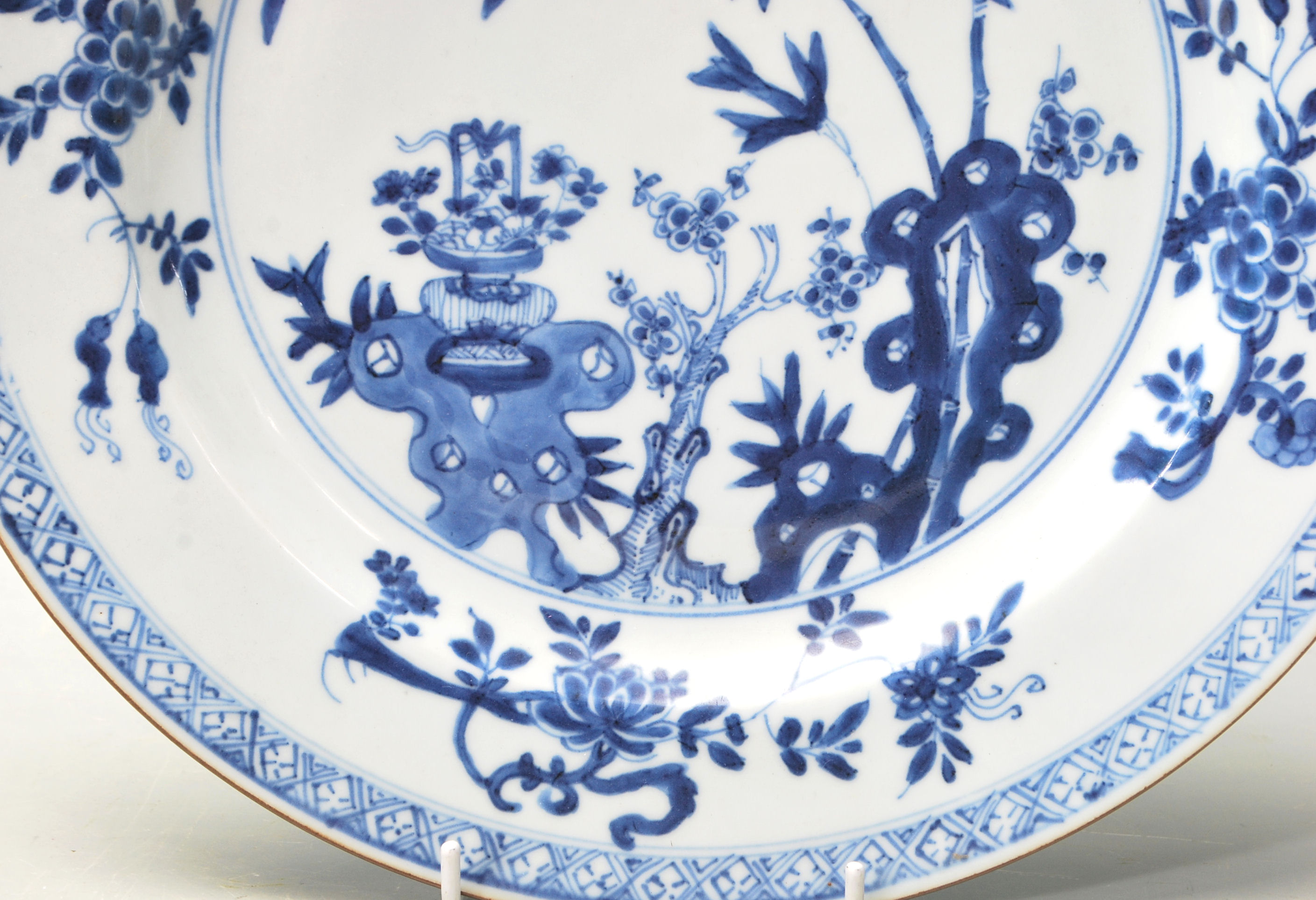 A CHINESE 19TH CENTURY BLUE & WHITE WALL CHARGER - PLATE - Image 2 of 5