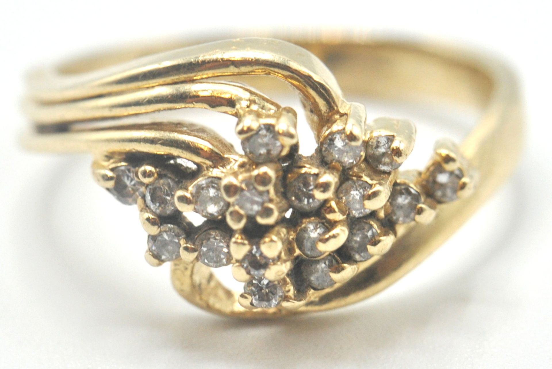 14CT GOLD AND DIAMOND CLUSTER RING - Bild 2 aus 7