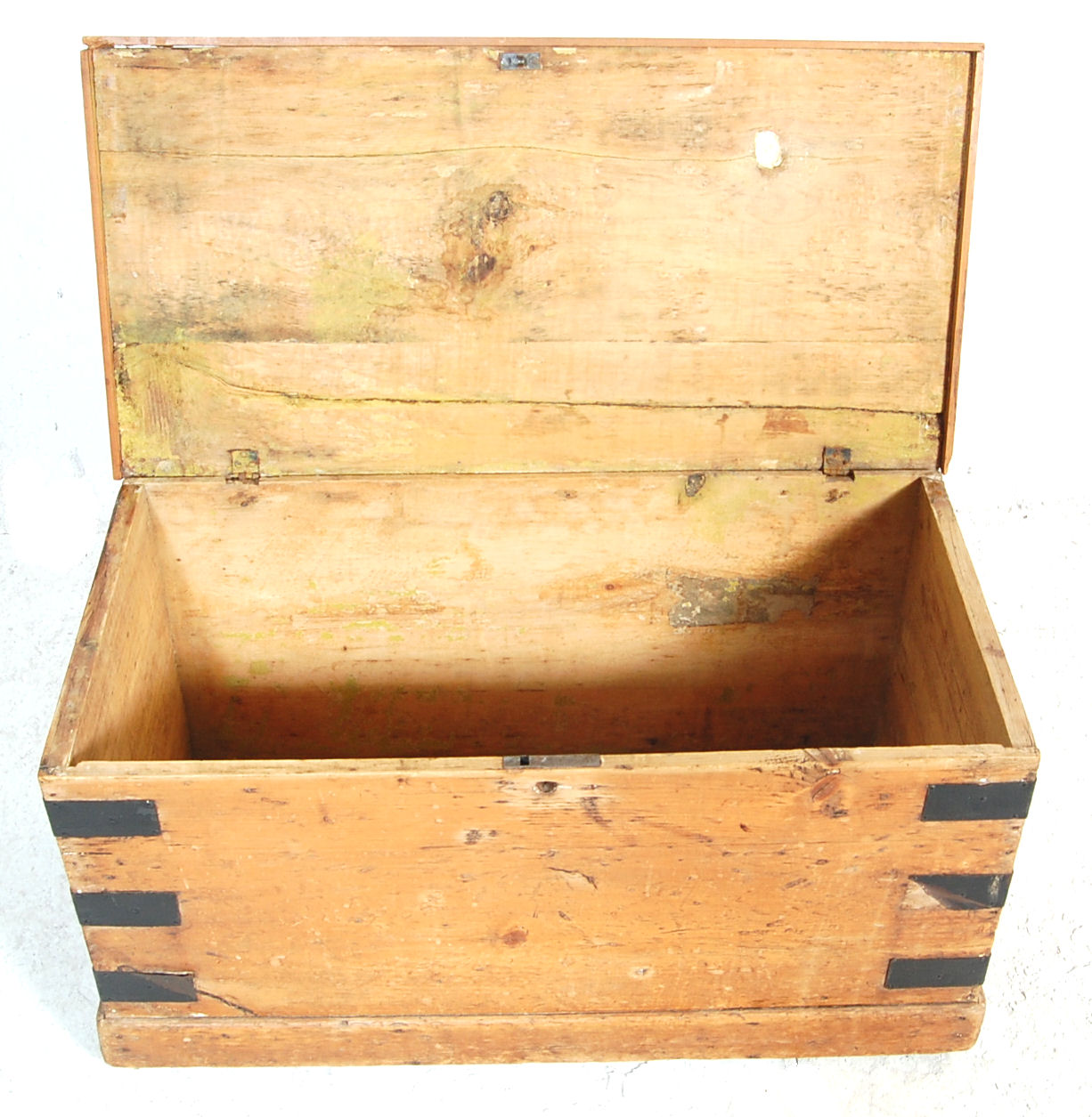 19TH CENTURY VICTORIAN PINE BLANKET BOX WITH HINGED LID - Image 4 of 5