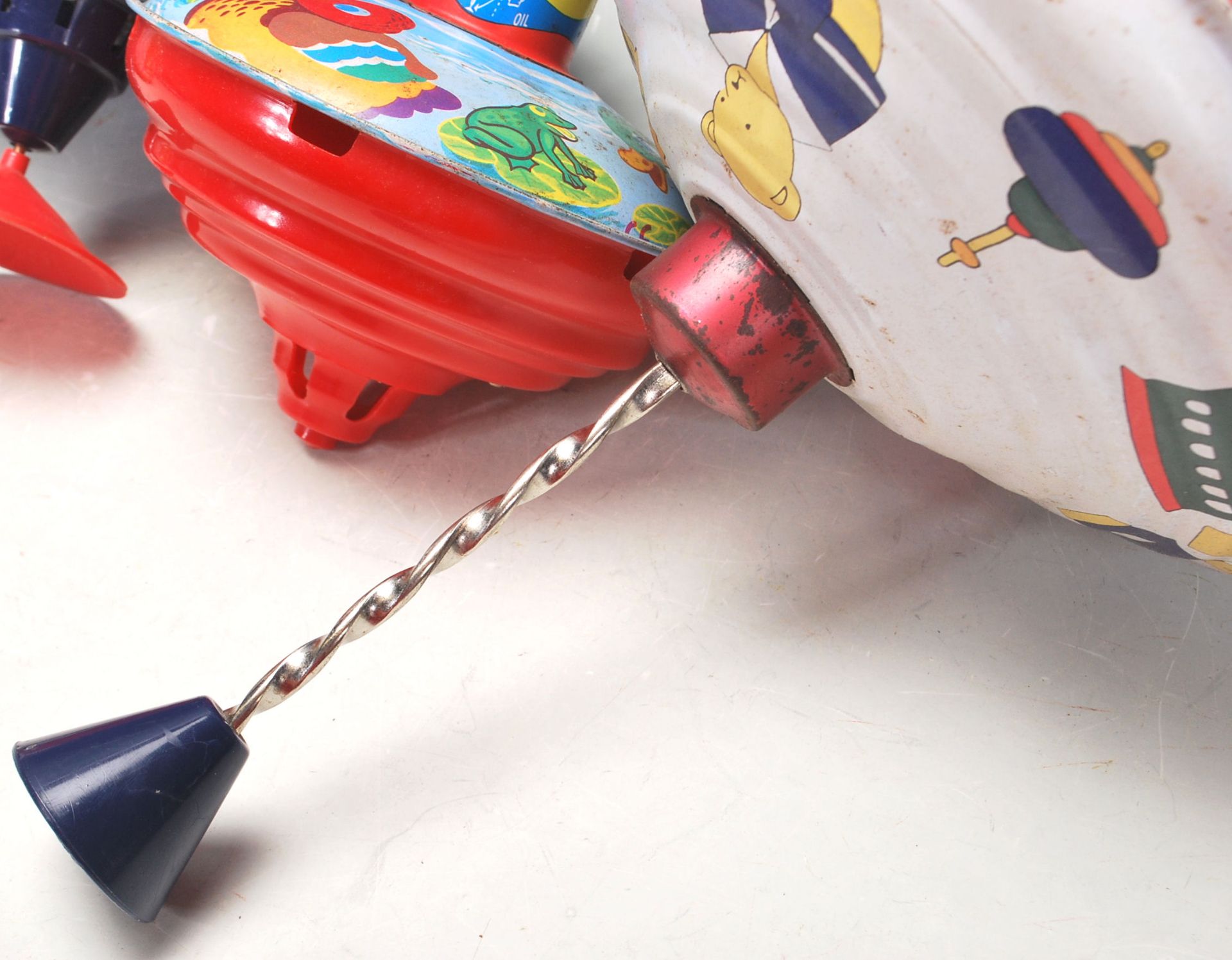 A COLLECTION OF FOUR TIN SPINNING TOYS IN A FORM OF UFO - Bild 7 aus 7