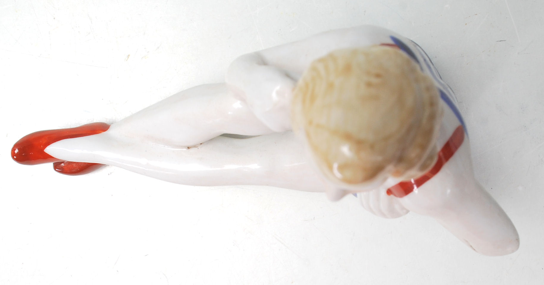 A 20TH CENTURY RETRO CERAMIC FIGURE OF A 1940'S PIN UP MODEL. - Image 5 of 7