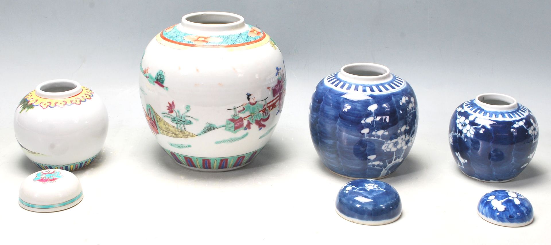 FOUR EARLY 20TH CENTURY CHINESE GINGER JAR OF VARIOUS DESIGN AND SIZES - Bild 6 aus 8