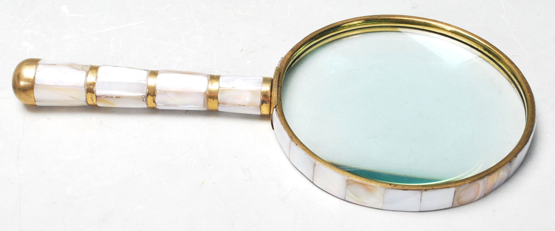 A BRASS AND FAUX MOTHER OF PEARL HAND HELD MAGNIFYING GLASS. - Bild 4 aus 4