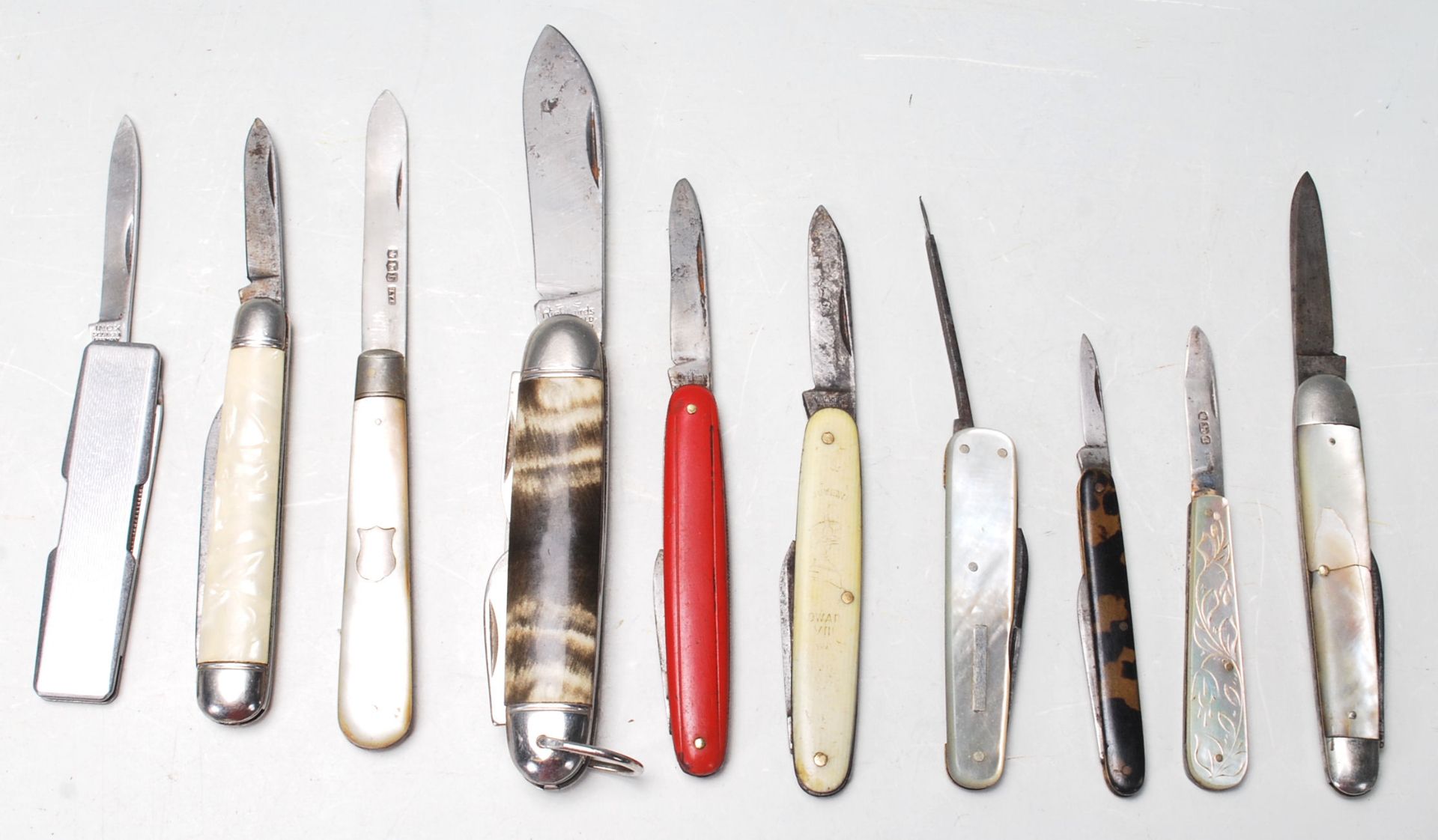 TEN EARLY 20TH CENTURY AND LATER FRUIT KNIVES WITH MOTHER OF PEARL, BONE HANDLES - Bild 5 aus 7