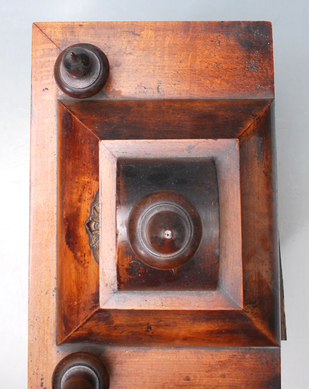 AN ANTIQUE AMERICAN WALNUT CASE MANTLE CLOCK - Image 8 of 8