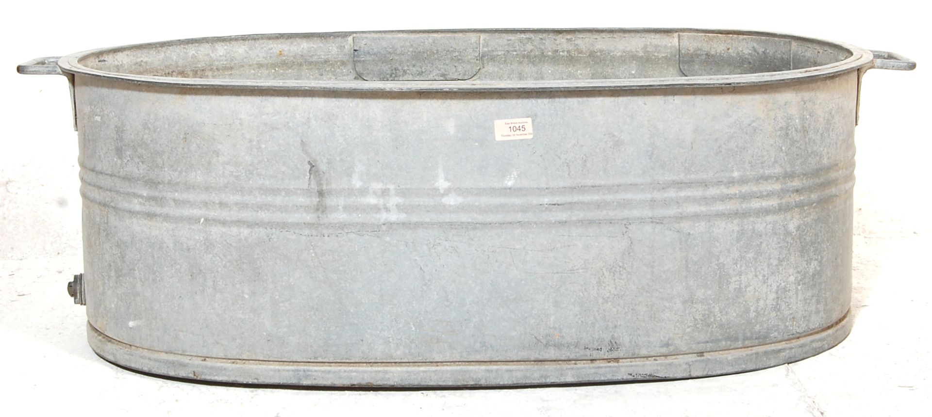 RETRO 20TH CENTURY RECLAMATION GALVANISED BATH OF AN OVAL FORM - Bild 2 aus 4